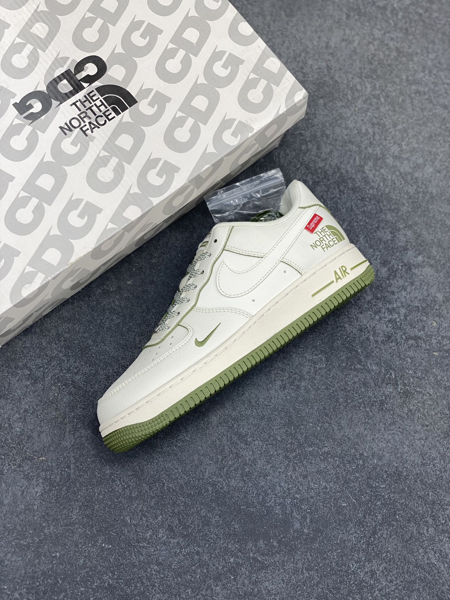 图片[7]-NIke Air Force 1 \’07 Low “Supreme北面联名–米白透心绿”空军一号 低帮 运动鞋 休闲鞋 折边针车 工艺难度大 原楦头原纸板 原装鞋盒 定制五金配件 内置全掌气垫 原厂鞋底 货号：XZ1996-527 尺码：36 36.5 37.5 38 38.5 39 40 40.5 41 42 42.5 43 44 44.5 45-选品中心