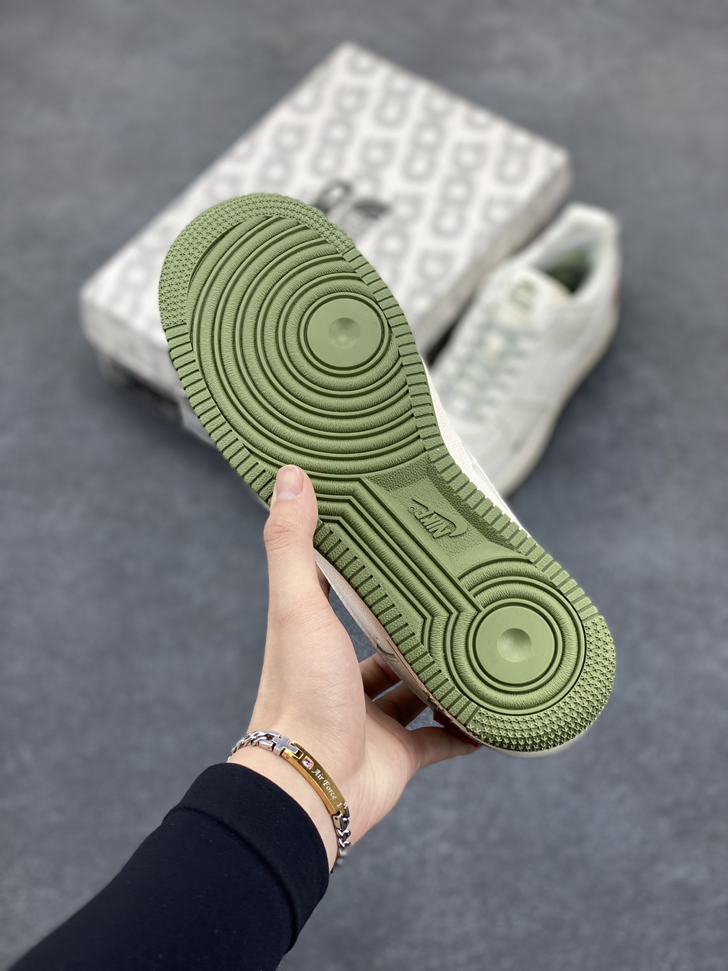图片[5]-NIke Air Force 1 \’07 Low “Supreme北面联名–米白透心绿”空军一号 低帮 运动鞋 休闲鞋 折边针车 工艺难度大 原楦头原纸板 原装鞋盒 定制五金配件 内置全掌气垫 原厂鞋底 货号：XZ1996-527 尺码：36 36.5 37.5 38 38.5 39 40 40.5 41 42 42.5 43 44 44.5 45-选品中心