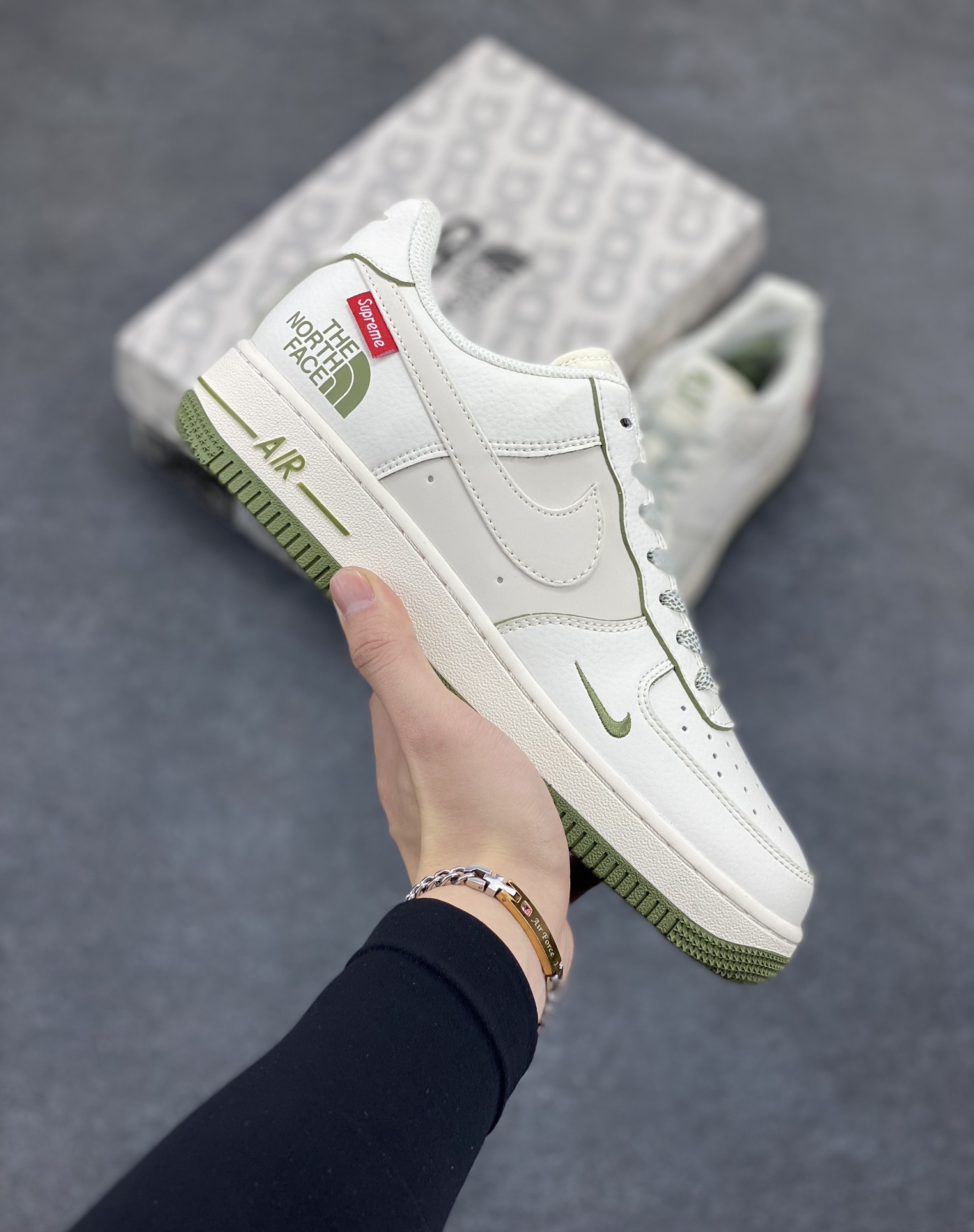 NIke Air Force 1 \’07 Low “Supreme北面联名–米白透心绿”空军一号 低帮 运动鞋 休闲鞋 折边针车 工艺难度大 原楦头原纸板 原装鞋盒 定制五金配件 内置全掌气垫 原厂鞋底 货号：XZ1996-527 尺码：36 36.5 37.5 38 38.5 39 40 40.5 41 42 42.5 43 44 44.5 45-选品中心