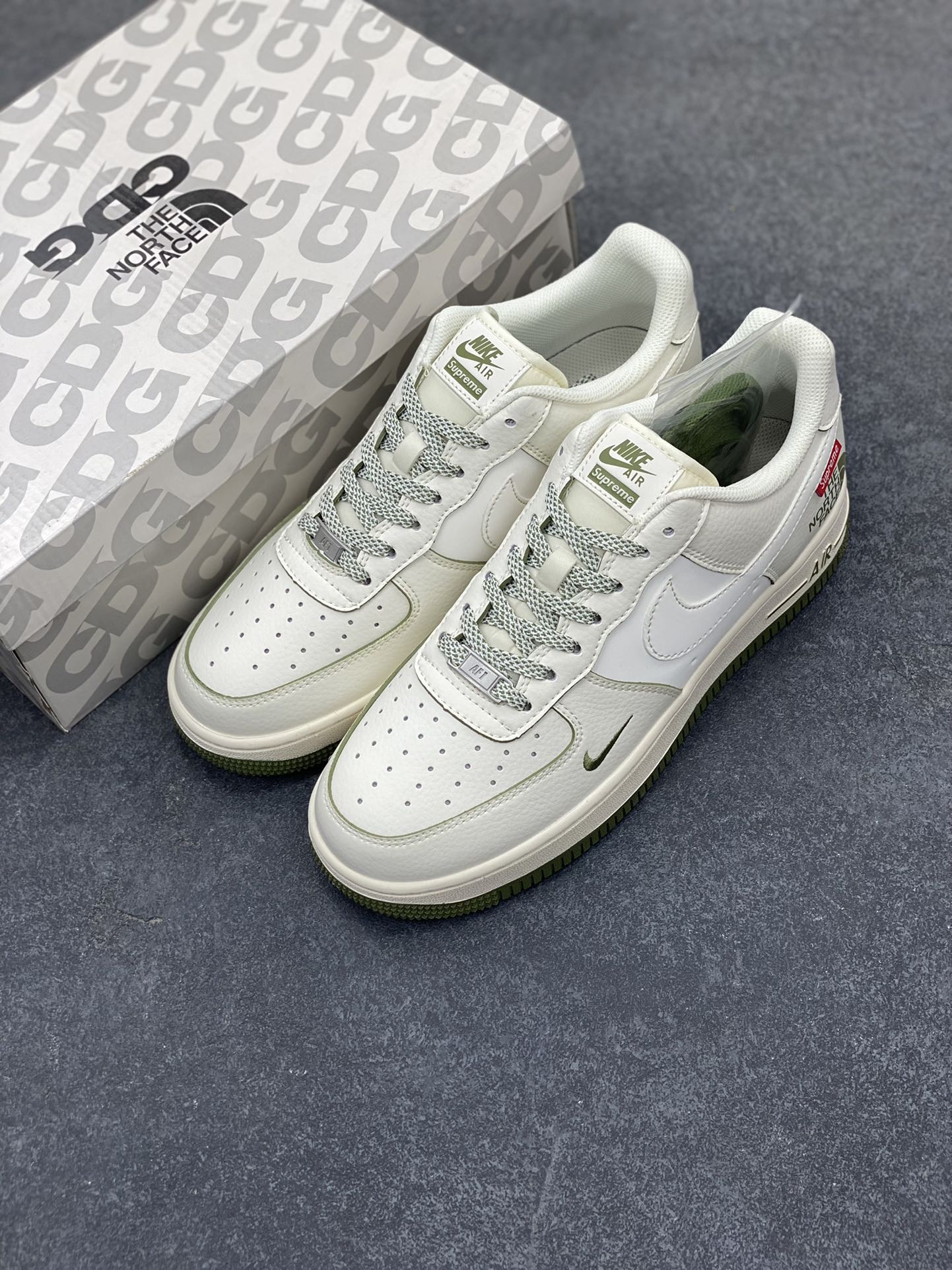 图片[8]-NIke Air Force 1 \’07 Low “Supreme北面联名–米白透心绿”空军一号 低帮 运动鞋 休闲鞋 折边针车 工艺难度大 原楦头原纸板 原装鞋盒 定制五金配件 内置全掌气垫 原厂鞋底 货号：XZ1996-527 尺码：36 36.5 37.5 38 38.5 39 40 40.5 41 42 42.5 43 44 44.5 45-选品中心