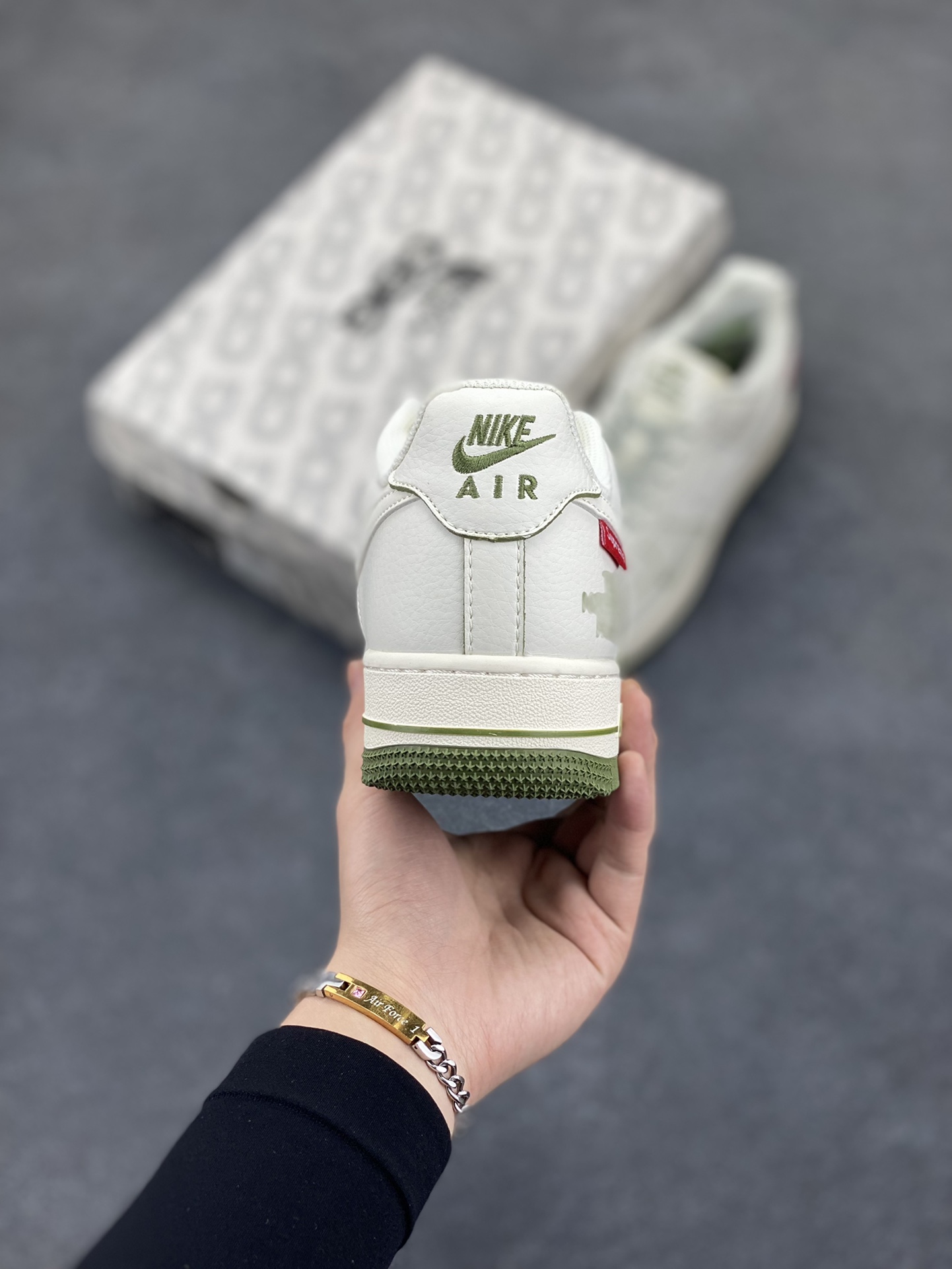 图片[4]-NIke Air Force 1 \’07 Low “Supreme北面联名–米白透心绿”空军一号 低帮 运动鞋 休闲鞋 折边针车 工艺难度大 原楦头原纸板 原装鞋盒 定制五金配件 内置全掌气垫 原厂鞋底 货号：XZ1996-527 尺码：36 36.5 37.5 38 38.5 39 40 40.5 41 42 42.5 43 44 44.5 45-选品中心