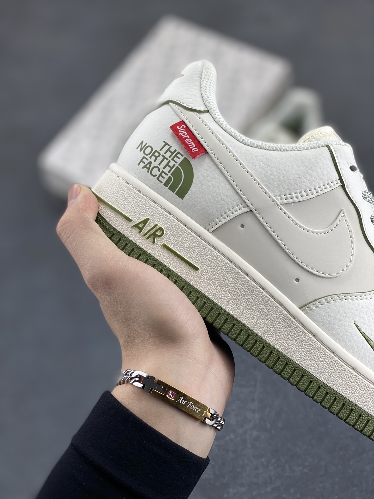 图片[6]-NIke Air Force 1 \’07 Low “Supreme北面联名–米白透心绿”空军一号 低帮 运动鞋 休闲鞋 折边针车 工艺难度大 原楦头原纸板 原装鞋盒 定制五金配件 内置全掌气垫 原厂鞋底 货号：XZ1996-527 尺码：36 36.5 37.5 38 38.5 39 40 40.5 41 42 42.5 43 44 44.5 45-选品中心