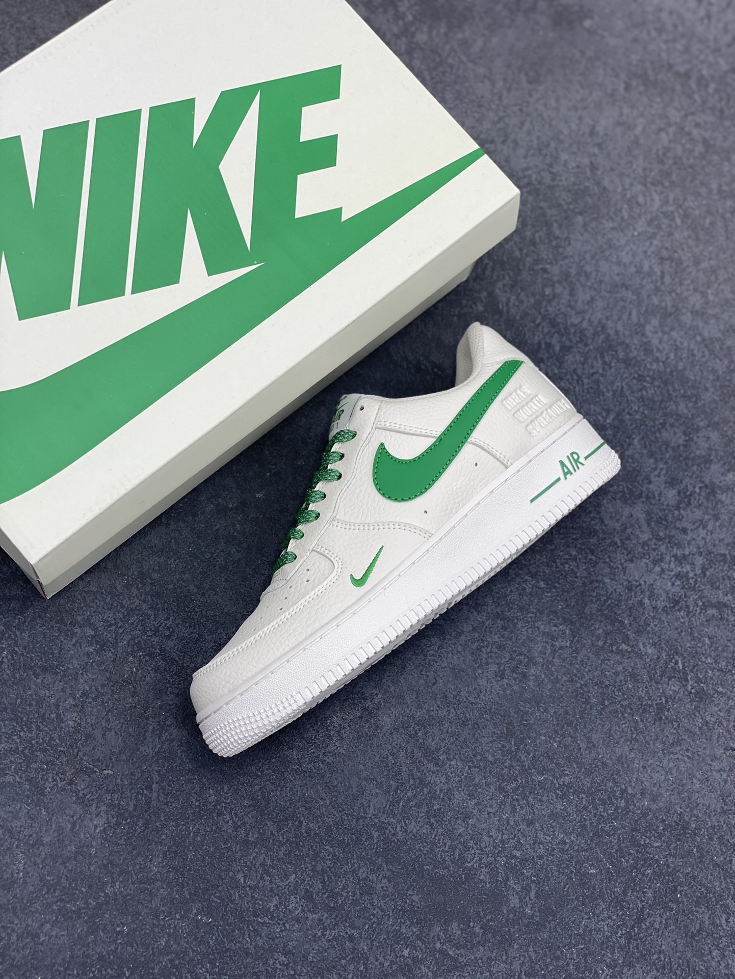 图片[7]-TEDxPortland× Nike Air Force 1 Low联名 绿反光空军一号低帮休闲板鞋 定制皮料 原装定制鞋盒 炫彩反光 细节满满 原楦头原纸板 内置全掌气垫 货号：DD8959-707 尺码：36 36.5 37.5 38 38.5 39 40 40.5 41 42 42.5 43 44 44.5 45-选品中心