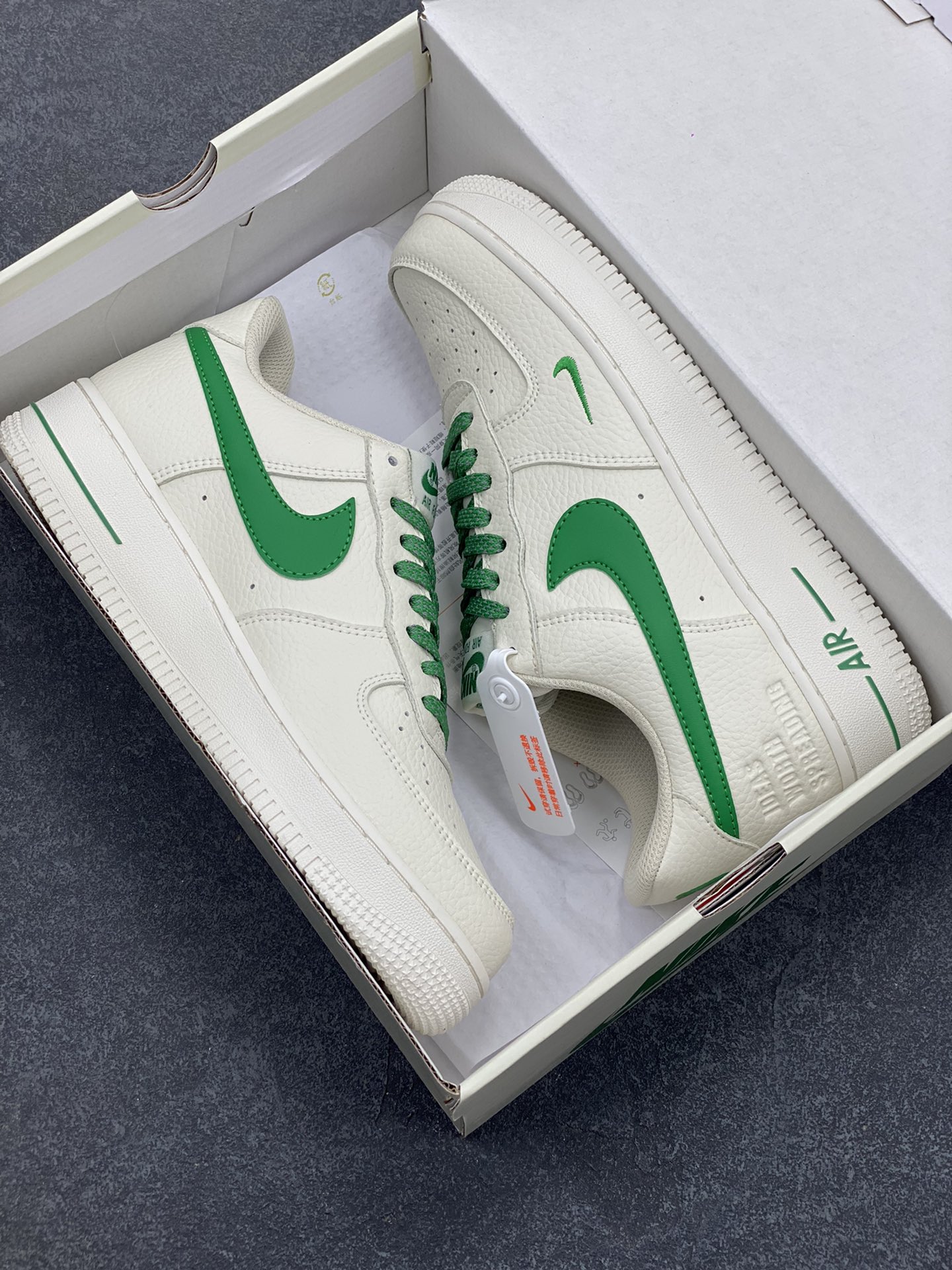 图片[9]-TEDxPortland× Nike Air Force 1 Low联名 绿反光空军一号低帮休闲板鞋 定制皮料 原装定制鞋盒 炫彩反光 细节满满 原楦头原纸板 内置全掌气垫 货号：DD8959-707 尺码：36 36.5 37.5 38 38.5 39 40 40.5 41 42 42.5 43 44 44.5 45-选品中心