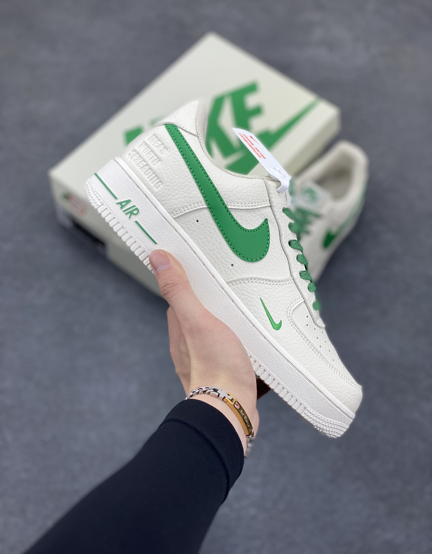 TEDxPortland× Nike Air Force 1 Low联名 绿反光空军一号低帮休闲板鞋 定制皮料 原装定制鞋盒 炫彩反光 细节满满 原楦头原纸板 内置全掌气垫 货号：DD8959-707 尺码：36 36.5 37.5 38 38.5 39 40 40.5 41 42 42.5 43 44 44.5 45-选品中心