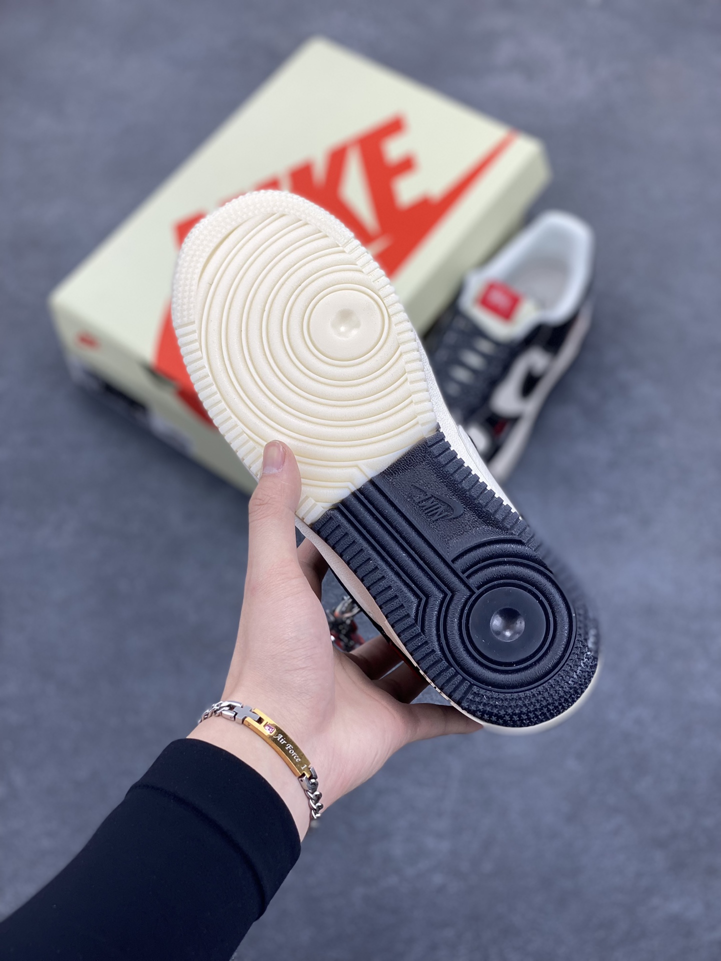 图片[5]-NIke Air Force 1 \’07 Low “斯图西Supreme联名——双拼黑红标”空军一号 低帮 运动鞋 休闲鞋 折边针车 工艺难度大 原楦头原纸板 原装鞋盒 定制五金配件 内置全掌气垫 原厂鞋底 货号：HH7518-043 尺码：36 36.5 37.5 38 38.5 39 40 40.5 41 42 42.5 43 44 44.5 45-选品中心