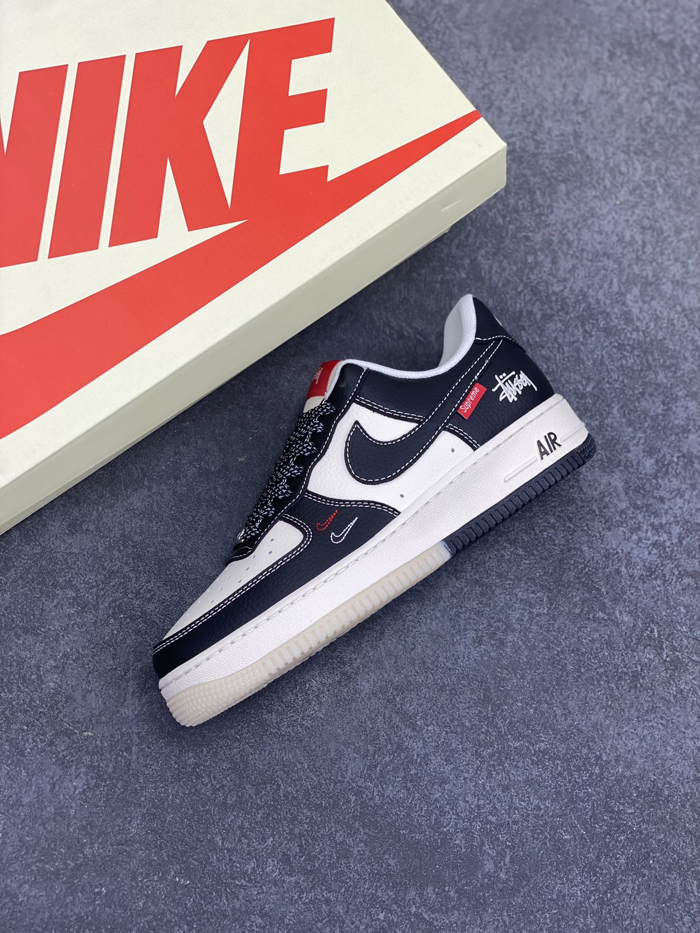 图片[7]-NIke Air Force 1 \’07 Low “斯图西Supreme联名——双拼黑红标”空军一号 低帮 运动鞋 休闲鞋 折边针车 工艺难度大 原楦头原纸板 原装鞋盒 定制五金配件 内置全掌气垫 原厂鞋底 货号：HH7518-043 尺码：36 36.5 37.5 38 38.5 39 40 40.5 41 42 42.5 43 44 44.5 45-选品中心