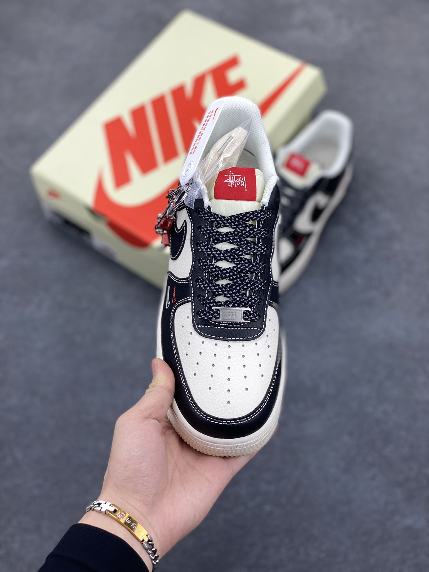 图片[2]-NIke Air Force 1 \’07 Low “斯图西Supreme联名——双拼黑红标”空军一号 低帮 运动鞋 休闲鞋 折边针车 工艺难度大 原楦头原纸板 原装鞋盒 定制五金配件 内置全掌气垫 原厂鞋底 货号：HH7518-043 尺码：36 36.5 37.5 38 38.5 39 40 40.5 41 42 42.5 43 44 44.5 45-选品中心