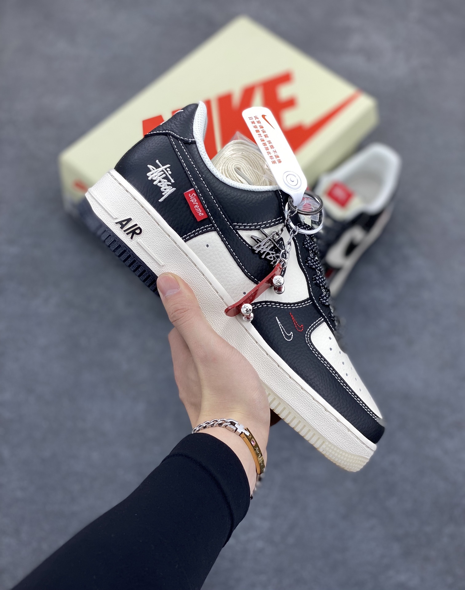 NIke Air Force 1 \'07 Low “斯图西Supreme联名——双拼黑红标”空军一号 低帮 运动鞋 休闲鞋 折边针车 工艺难度大 原楦头原纸板 原装鞋盒 定制五金配件 内置全掌气垫 原厂鞋底 货号：HH7518-043 尺码：36 36.5 37.5 38 38.5 39 40 40.5 41 42 42.5 43 44 44.5 45-选品中心