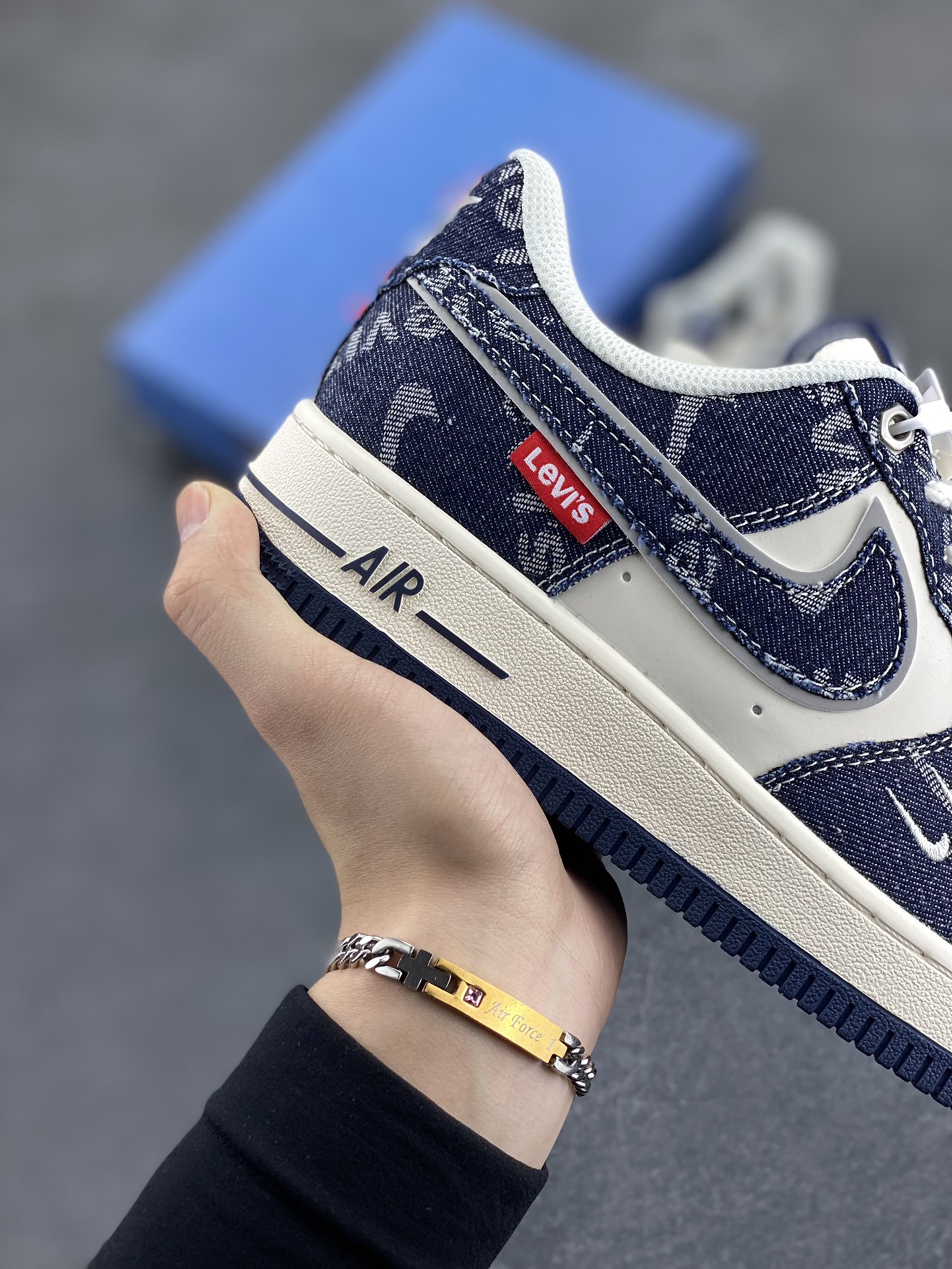 图片[6]-NIke Air Force 1 \’07 Low “李维斯联名——深蓝牛仔”空军一号 低帮 运动鞋 休闲鞋 折边针车 工艺难度大 原楦头原纸板 原装鞋盒 定制五金配件 内置全掌气垫 原厂鞋底 货号：SJ6698-002 尺码：36 36.5 37.5 38 38.5 39 40 40.5 41 42 42.5 43 44 44.5 45-选品中心