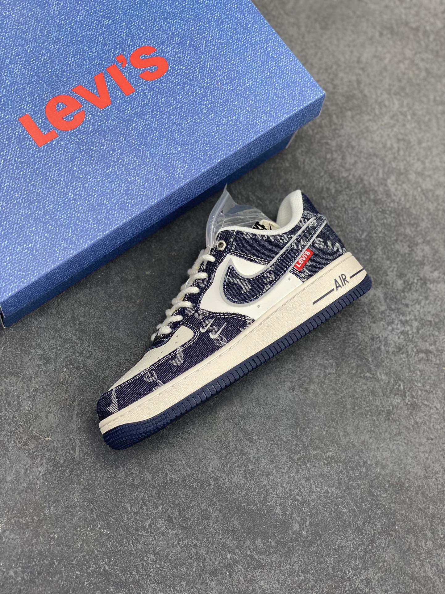 图片[7]-NIke Air Force 1 \’07 Low “李维斯联名——深蓝牛仔”空军一号 低帮 运动鞋 休闲鞋 折边针车 工艺难度大 原楦头原纸板 原装鞋盒 定制五金配件 内置全掌气垫 原厂鞋底 货号：SJ6698-002 尺码：36 36.5 37.5 38 38.5 39 40 40.5 41 42 42.5 43 44 44.5 45-选品中心