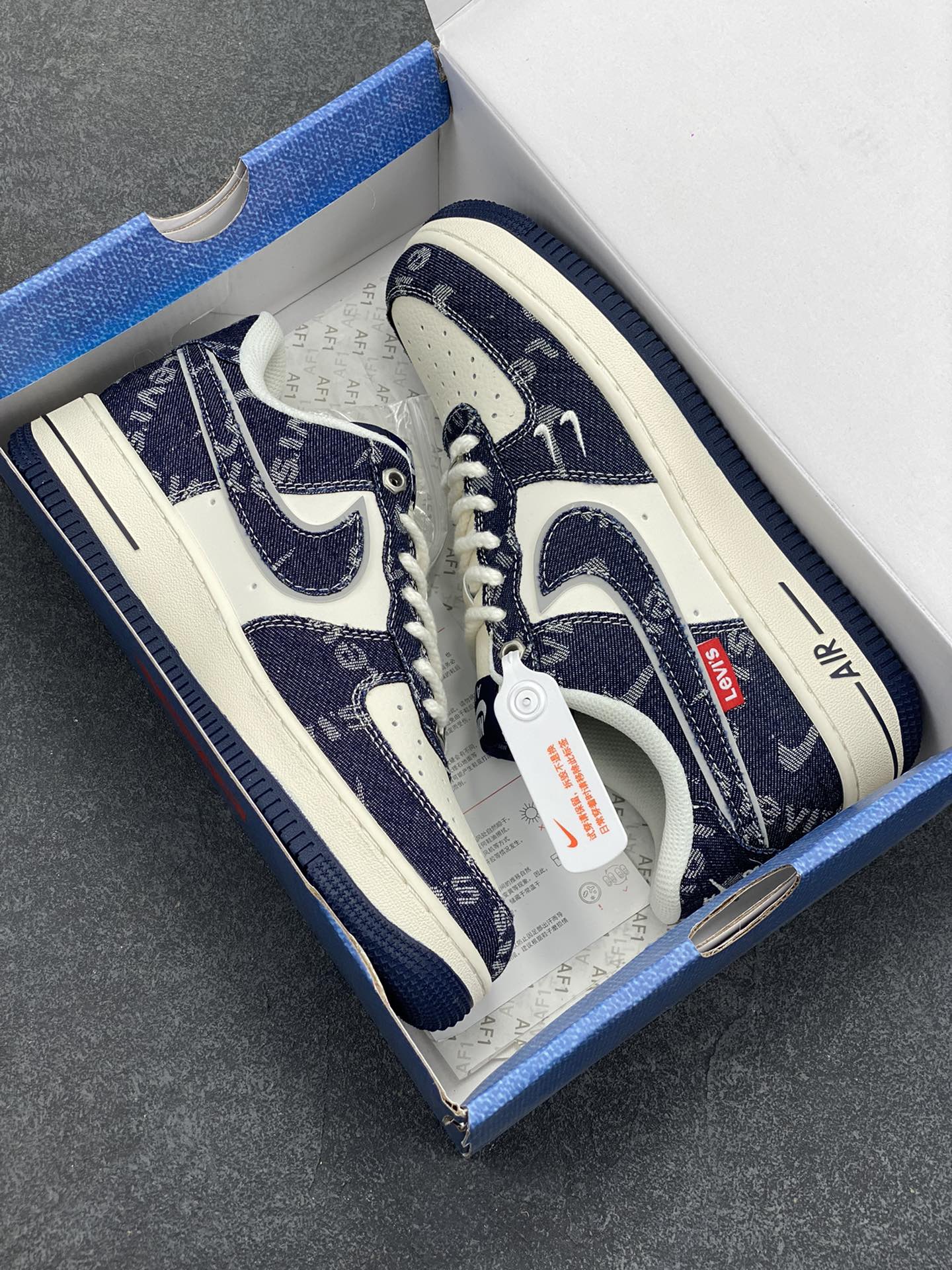 图片[9]-NIke Air Force 1 \’07 Low “李维斯联名——深蓝牛仔”空军一号 低帮 运动鞋 休闲鞋 折边针车 工艺难度大 原楦头原纸板 原装鞋盒 定制五金配件 内置全掌气垫 原厂鞋底 货号：SJ6698-002 尺码：36 36.5 37.5 38 38.5 39 40 40.5 41 42 42.5 43 44 44.5 45-选品中心
