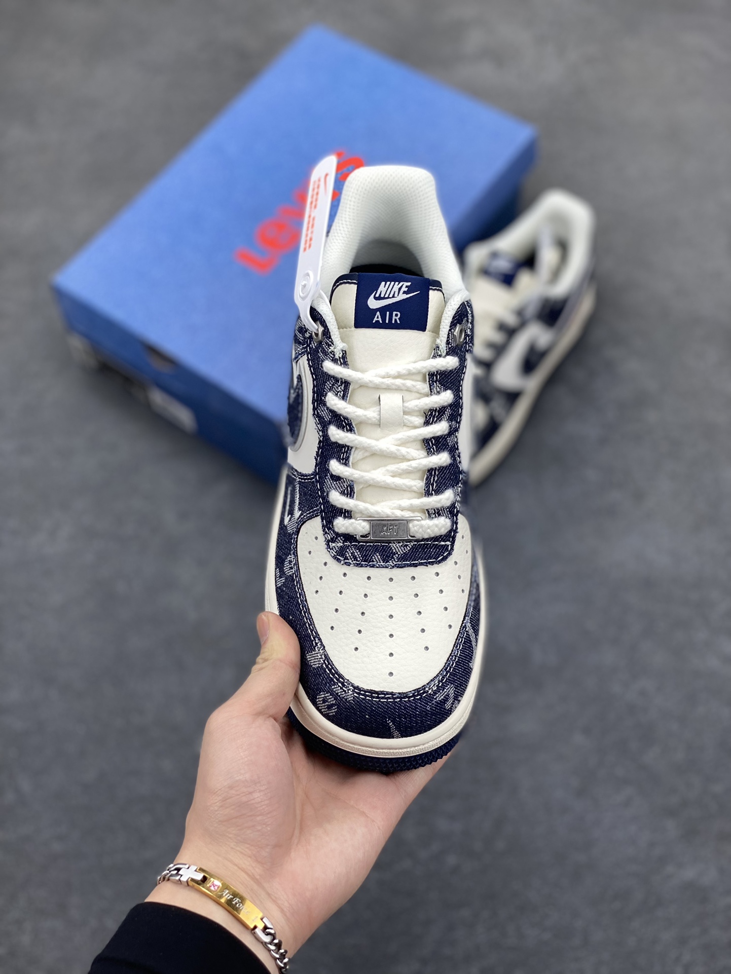 图片[2]-NIke Air Force 1 \’07 Low “李维斯联名——深蓝牛仔”空军一号 低帮 运动鞋 休闲鞋 折边针车 工艺难度大 原楦头原纸板 原装鞋盒 定制五金配件 内置全掌气垫 原厂鞋底 货号：SJ6698-002 尺码：36 36.5 37.5 38 38.5 39 40 40.5 41 42 42.5 43 44 44.5 45-选品中心