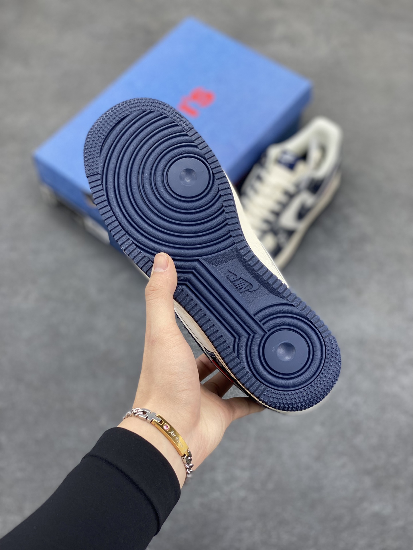 图片[5]-NIke Air Force 1 \’07 Low “李维斯联名——深蓝牛仔”空军一号 低帮 运动鞋 休闲鞋 折边针车 工艺难度大 原楦头原纸板 原装鞋盒 定制五金配件 内置全掌气垫 原厂鞋底 货号：SJ6698-002 尺码：36 36.5 37.5 38 38.5 39 40 40.5 41 42 42.5 43 44 44.5 45-选品中心