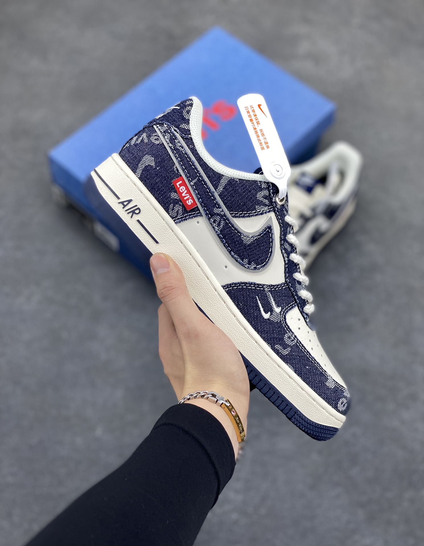 NIke Air Force 1 \'07 Low “李维斯联名——深蓝牛仔”空军一号 低帮 运动鞋 休闲鞋 折边针车 工艺难度大 原楦头原纸板 原装鞋盒 定制五金配件 内置全掌气垫 原厂鞋底 货号：SJ6698-002 尺码：36 36.5 37.5 38 38.5 39 40 40.5 41 42 42.5 43 44 44.5 45-选品中心