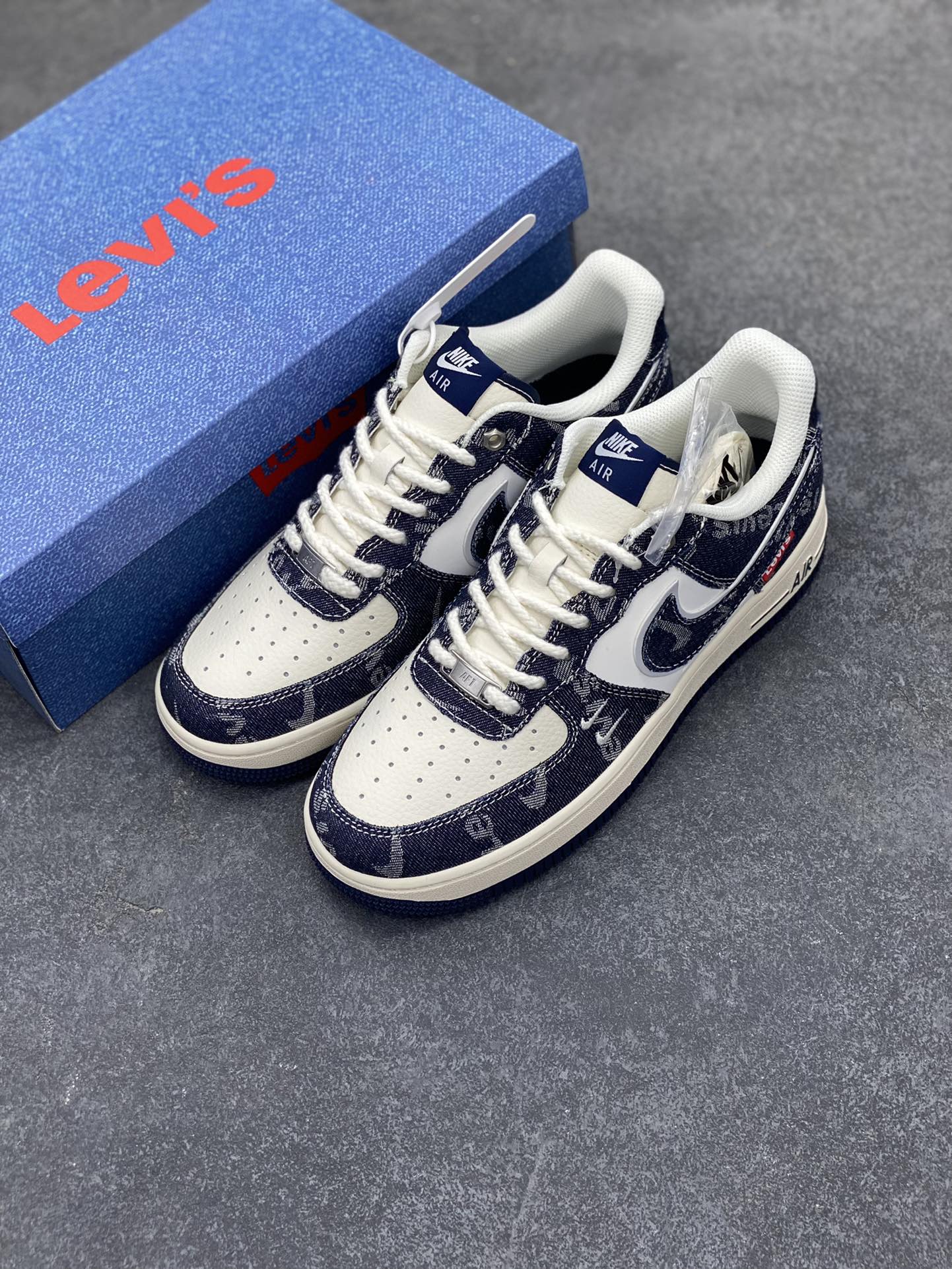图片[8]-NIke Air Force 1 \’07 Low “李维斯联名——深蓝牛仔”空军一号 低帮 运动鞋 休闲鞋 折边针车 工艺难度大 原楦头原纸板 原装鞋盒 定制五金配件 内置全掌气垫 原厂鞋底 货号：SJ6698-002 尺码：36 36.5 37.5 38 38.5 39 40 40.5 41 42 42.5 43 44 44.5 45-选品中心