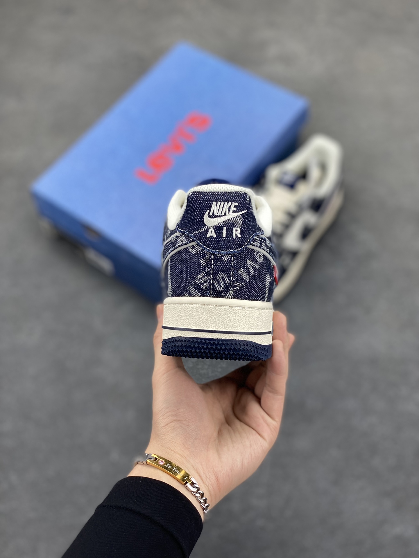 图片[4]-NIke Air Force 1 \’07 Low “李维斯联名——深蓝牛仔”空军一号 低帮 运动鞋 休闲鞋 折边针车 工艺难度大 原楦头原纸板 原装鞋盒 定制五金配件 内置全掌气垫 原厂鞋底 货号：SJ6698-002 尺码：36 36.5 37.5 38 38.5 39 40 40.5 41 42 42.5 43 44 44.5 45-选品中心