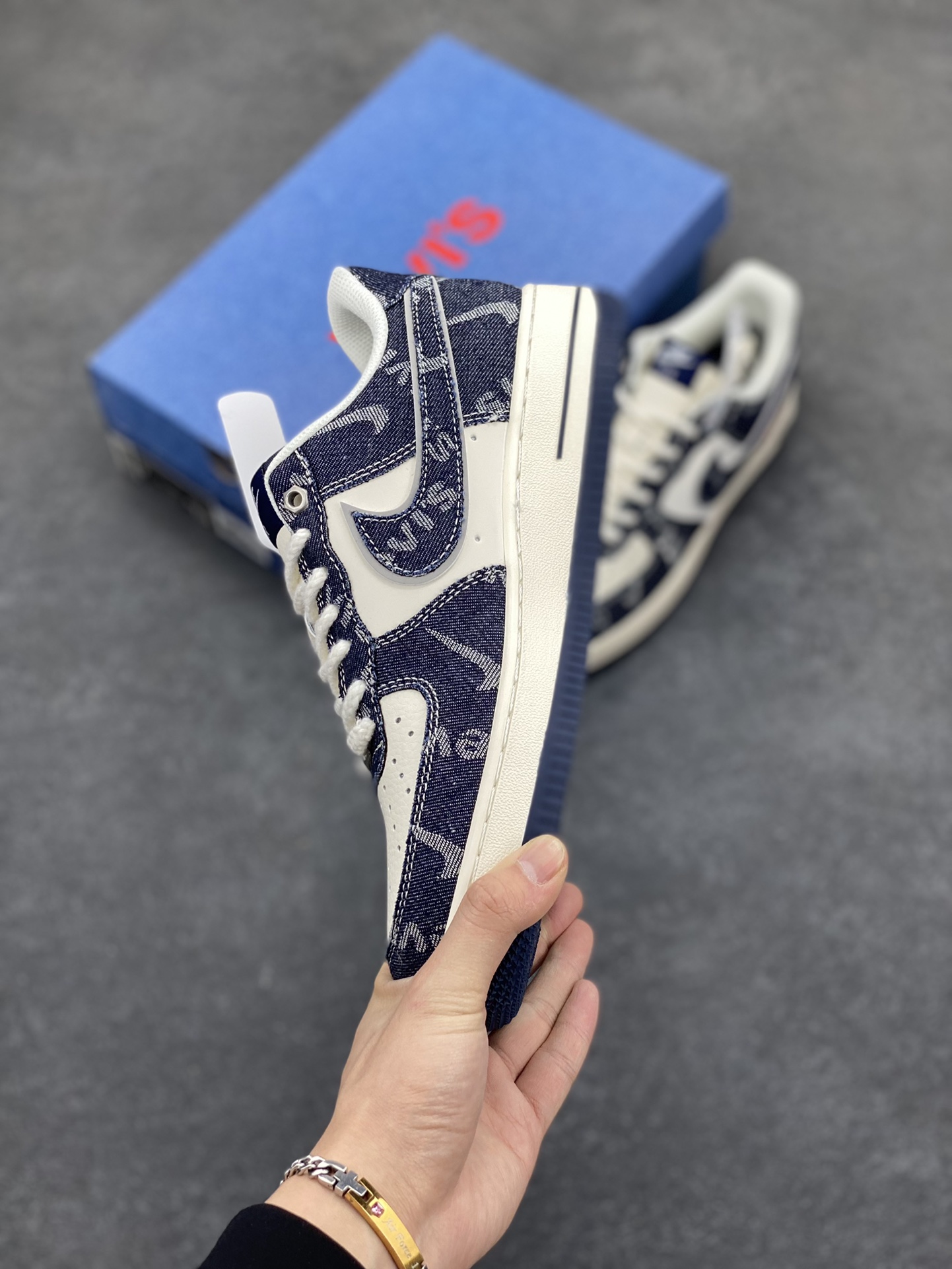 图片[3]-NIke Air Force 1 \’07 Low “李维斯联名——深蓝牛仔”空军一号 低帮 运动鞋 休闲鞋 折边针车 工艺难度大 原楦头原纸板 原装鞋盒 定制五金配件 内置全掌气垫 原厂鞋底 货号：SJ6698-002 尺码：36 36.5 37.5 38 38.5 39 40 40.5 41 42 42.5 43 44 44.5 45-选品中心