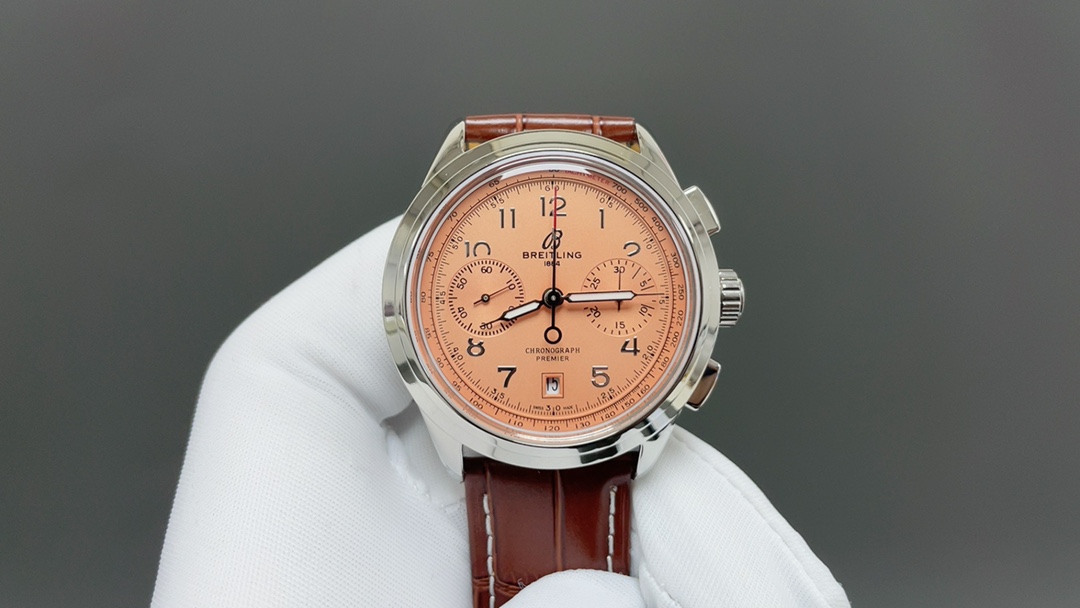 NO:392786,BreMIERB01 Chronograph 42 (PREMIERB01CHRONOGRAPH42) 316L stainless steel, 42 mm, pot cover curved crystal glass, double-sided anti-glare treatment, transparent sapphire, original folding buckle movement movement design, BreMIERB01 Chronograph 42 retains the design details of the Puya antique watch, including smooth fixed bezel, double small dial design, streamlined rectangular buttons and three-dimensional Arabic numerals. The Puya B01 Chronograph 42 can provide a variety of dial color choices. This time, it uses a homemade 01 movement, automatic winding mechanical movement, swing frequency of 28 times per hour, crown non-screw-in, double sealing, breitling19860909百年灵璞雅B01计时腕表42（PREMIERB01CHRONOGRAPH42） 316L精钢,42毫米,锅盖弧面水晶玻璃,双面防眩处理,透明蓝宝石,原装折叠扣机芯机芯设计现代璞雅系列腕表时,百年灵保留了璞雅古董腕表的设计细节,其中不乏光滑的固定式表圈、双小表盘设计、流线型矩形按钮和立体阿拉伯数字.璞雅B01计时腕表42可提供多种表盘颜色选择,本次采用自制01型机芯,自动上弦机械机芯,每小时摆动频率每小时28,次,表冠非旋入式,双密封垫,,breitling,Watch