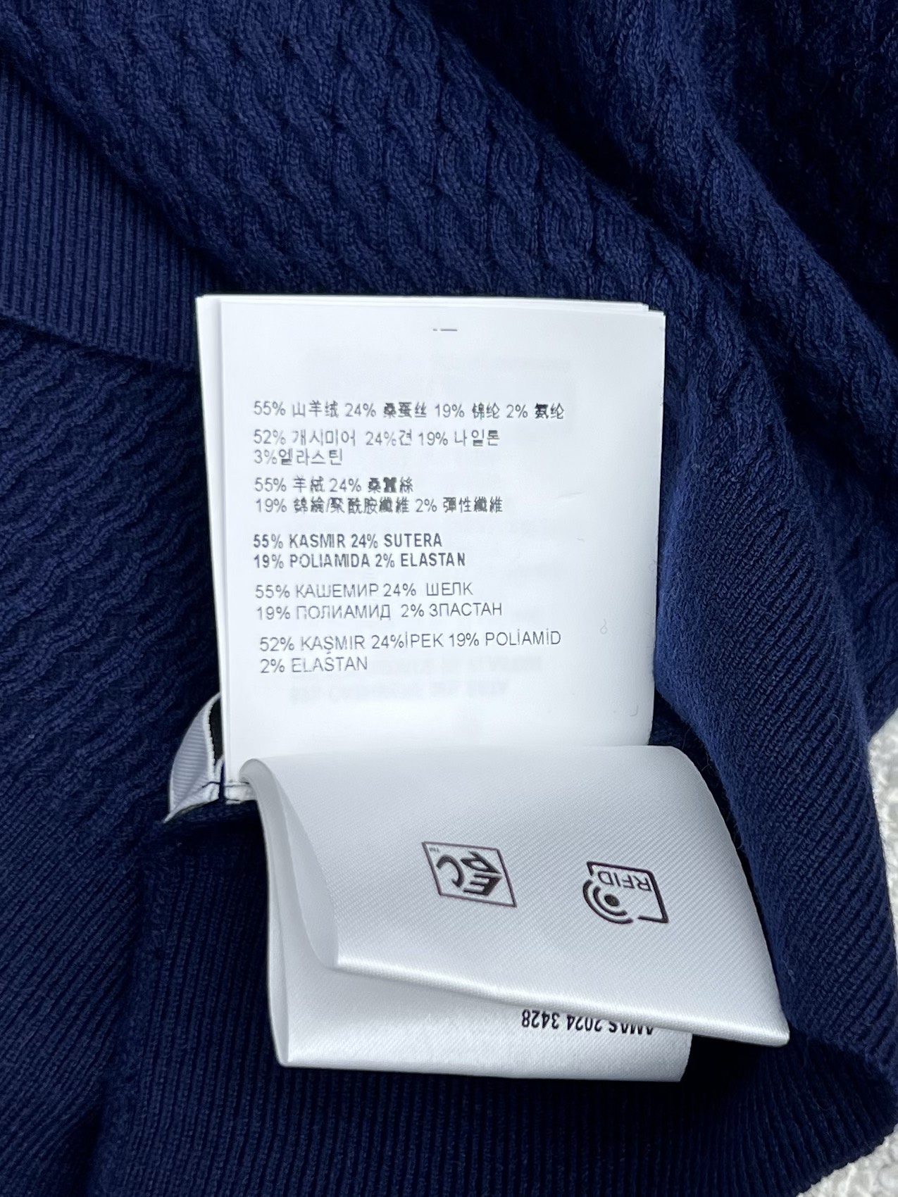 𝗠𝗜𝗨𝗠𝗜*羊绒绞花针织短袖
这款羊毛毛衣以简约风格诠释miu多元优雅气质
圆领修身短袖版型 装饰徽标l