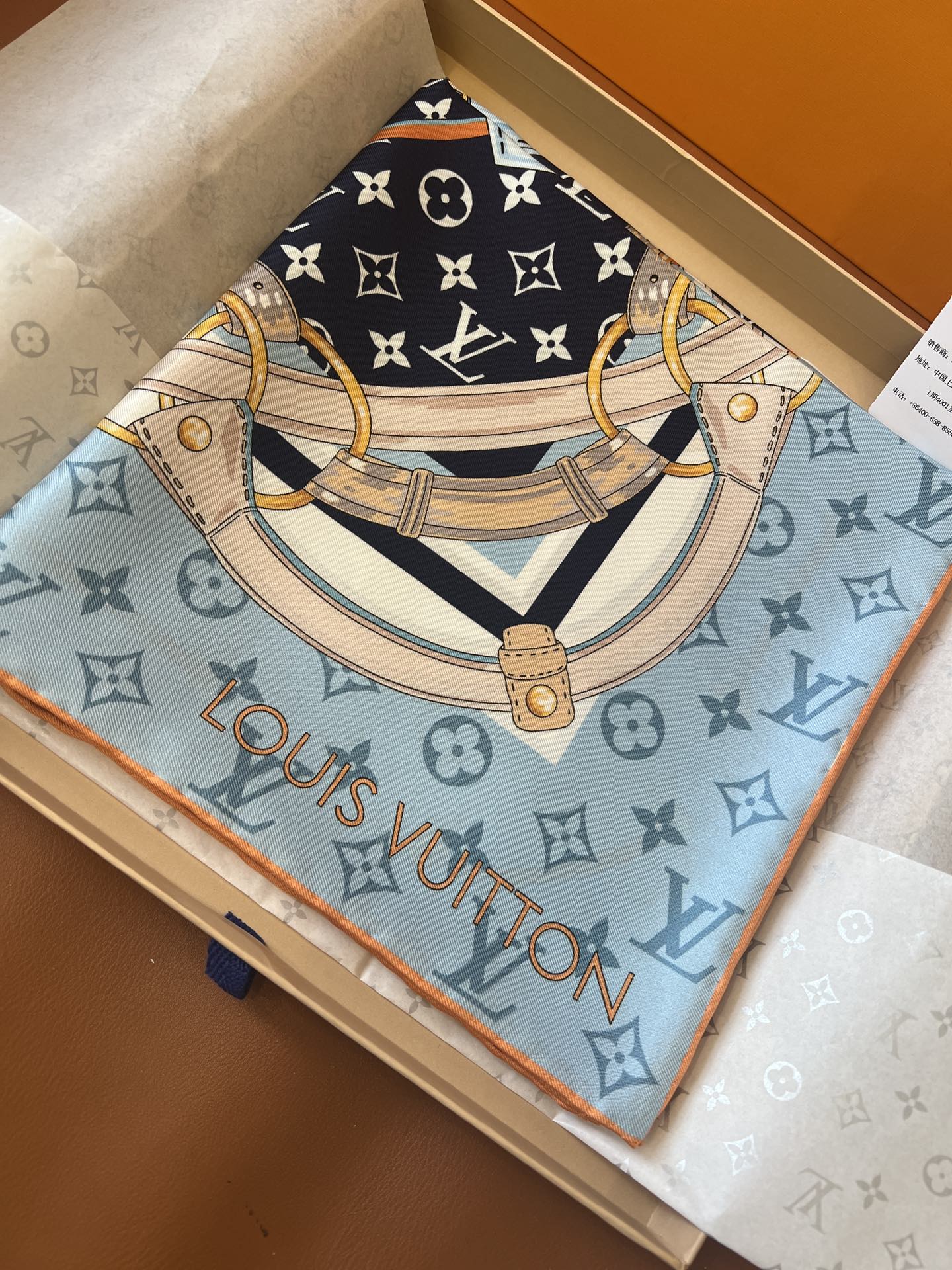 价格（不含包装）
Flower And StraPs 桑蚕丝方巾以瞩目笔触彰显雅致风范，依托丝印工艺描绘