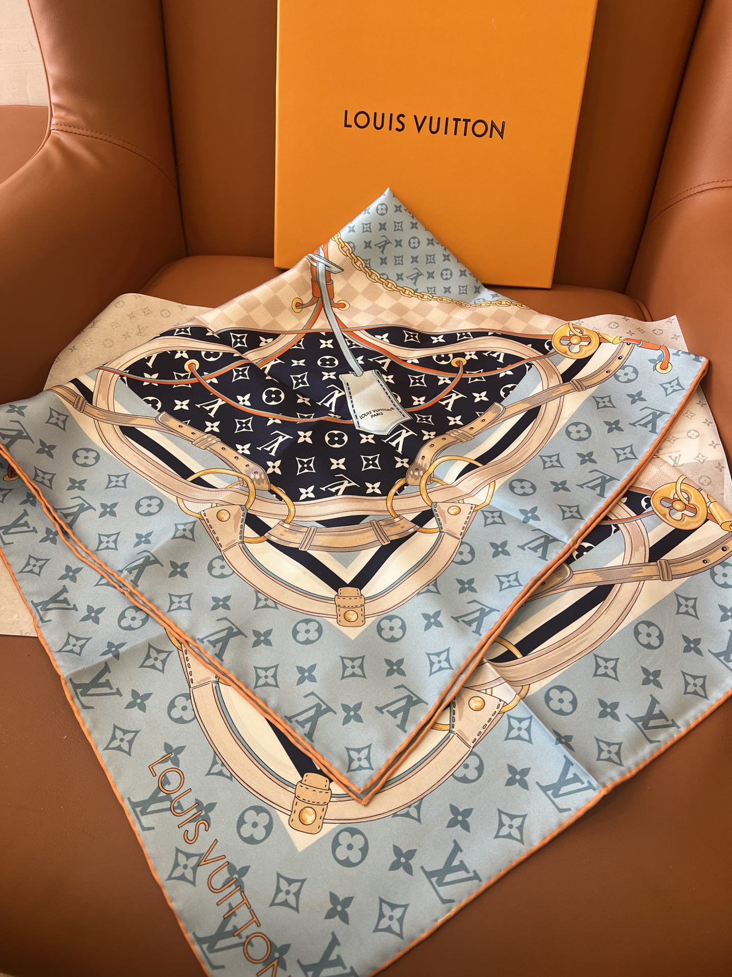 价格（不含包装）
Flower And StraPs 桑蚕丝方巾以瞩目笔触彰显雅致风范，依托丝印工艺描绘
