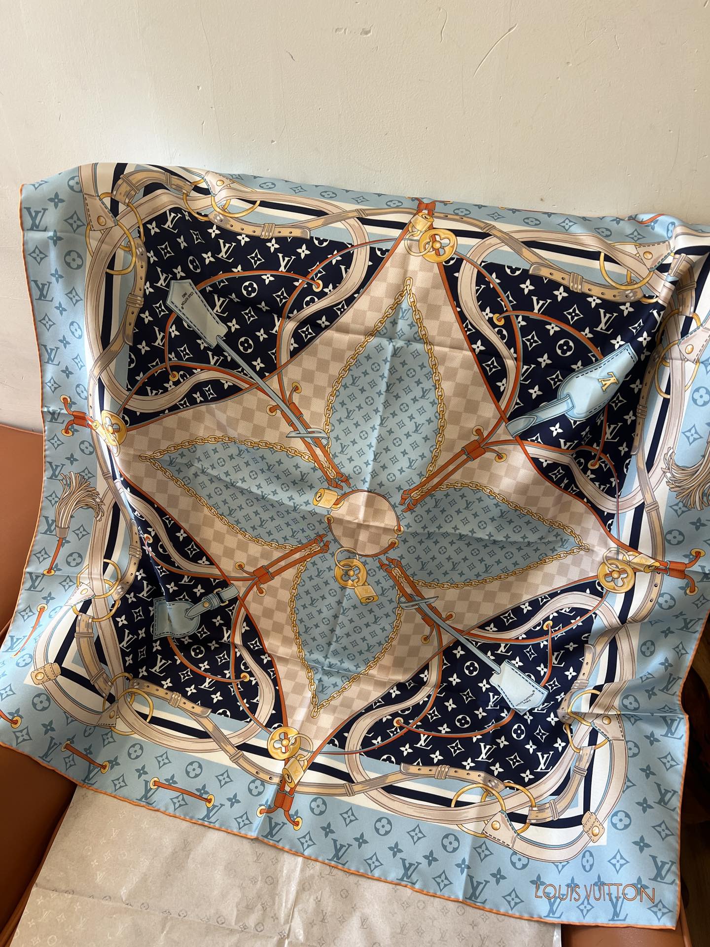 价格（不含包装）
Flower And StraPs 桑蚕丝方巾以瞩目笔触彰显雅致风范，依托丝印工艺描绘