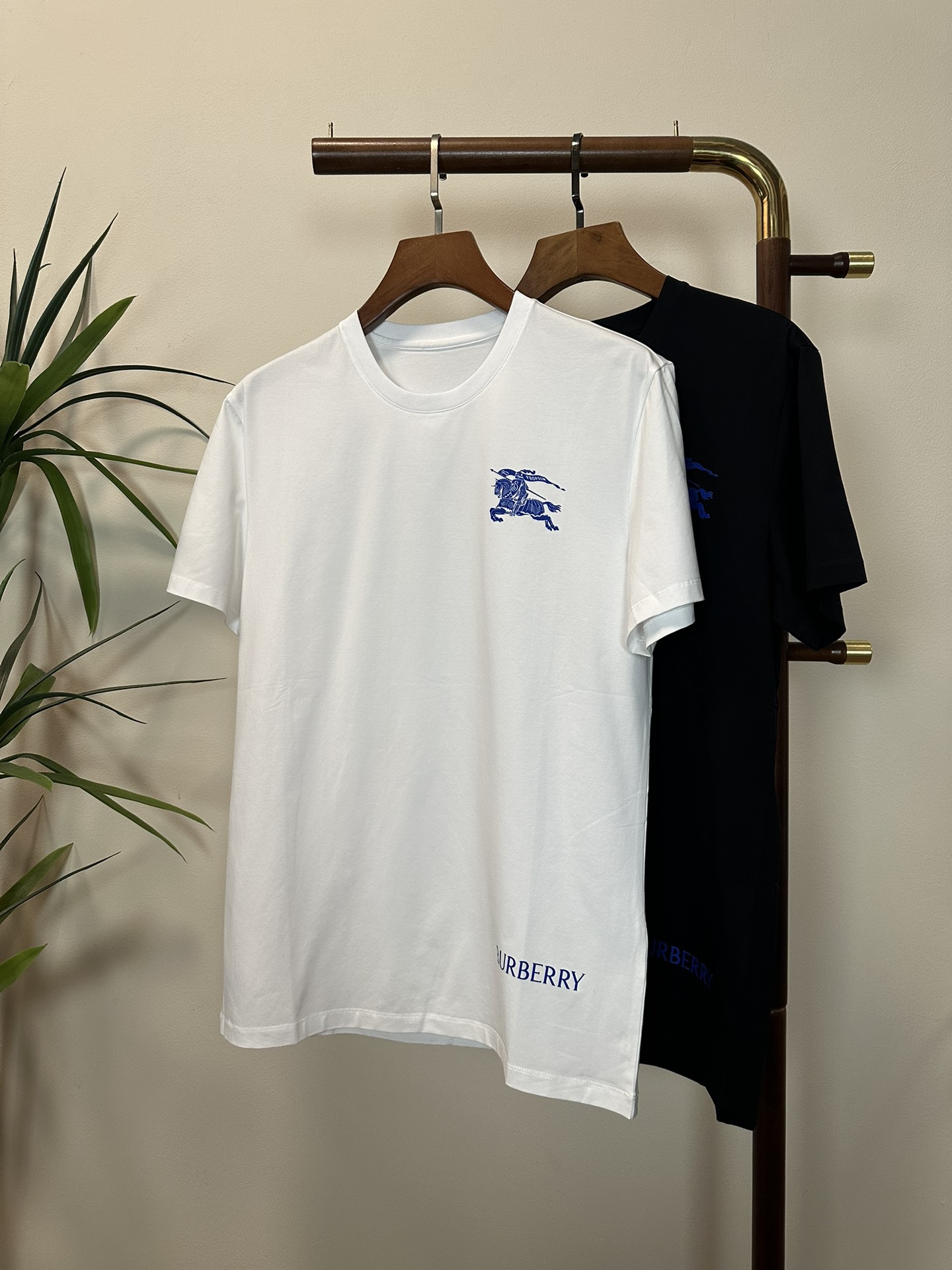 NO:134888,BBR Burberry New Round Neck Short Sleeve T-shirt High-end Version!  Customized fabrics for counters are breathable and comfortable, with impeccable details, and the brand element design concept reflects high quality. The feel is delicate and soft!  It is casually cut, with a great upper body style!  Code number M-3XL, burberry, T-shirt,tees, t-shirt,alexander wang19860909BBR 巴宝莉新款 圆领 短袖 T恤 高端版本！专柜定制面料 透气舒适度高,细节无可挑剔,品牌元素设计理念,体现高品质.手感细腻柔软！呈现休闲裁剪,上身版型超赞！ 码数M-3XL,,burberry,T-shirt,tees，t-shirt,alexander wang,Men's clothing