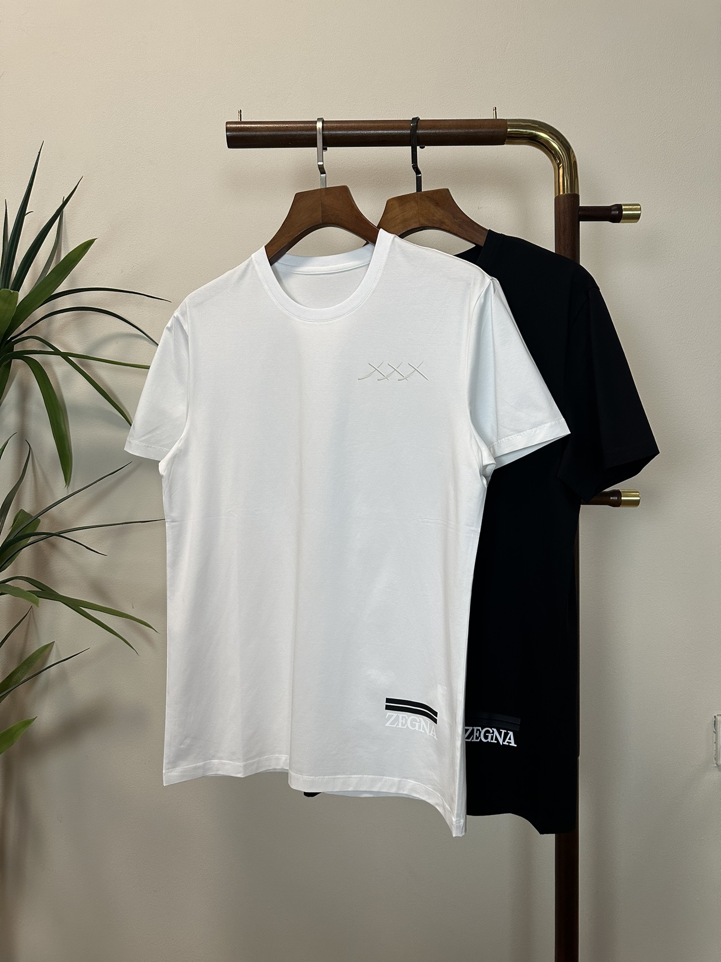 NO:134891,ZZ Jenia new round neck short-sleeved T-shirt high-end version!  Customized fabrics for counters are breathable and comfortable, with impeccable details, and the brand element design concept reflects high quality. The feel is delicate and soft!  It is casually cut, with a great upper body style!  Code number M-3XL, zegna, T-shirt,tees, t-shirt,alexander wang19860909ZZ 杰尼亚新款 圆领 短袖 T恤 高端版本！专柜定制面料 透气舒适度高,细节无可挑剔,品牌元素设计理念,体现高品质.手感细腻柔软！呈现休闲裁剪,上身版型超赞！ 码数M-3XL,,zegna,T-shirt,tees，t-shirt,alexander wang,Men's clothing