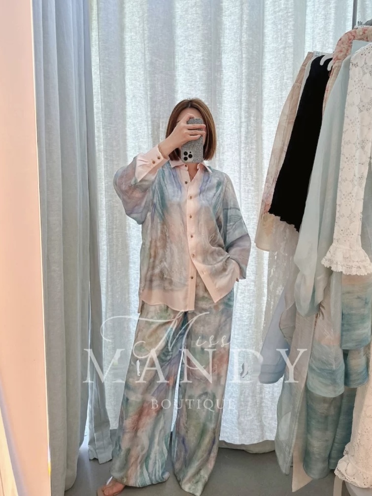 NO:325579,Model number D25031167 ZIMMERMA*N High-end custom smooth silk satin fabric smudge fashion printed two-piece set!  Loose version buttoned lapel long sleeve shirt drawstring elastic waist loose wide-leg pants trousers!  1.2.3.4/SMLXL (M size bust 130, sleeve length 63, clothing length 69; M size waist 70-80 elastic, trousers length 104) 250, alexander wang19860909款号D25031167 ZIMMERMA*N 兹默曼澳洲品牌 高端定制光滑丝缎面料晕染时尚印花两件套装！宽松版系扣翻领长袖衬衣抽绳松紧腰宽松阔腿裤长裤！1.2.3.4/SMLXL（M码胸围130,袖长63,衣长69；M码腰围70～80松紧,裤长104）发250,,alexander wang,Women's clothing