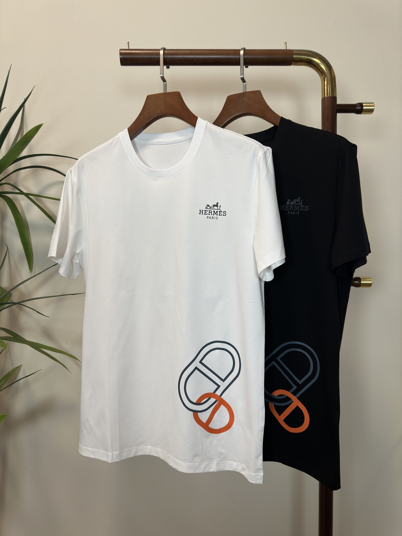 NO:145573,Hermes 2025 new round neck short-sleeved T-shirt high-end version!  Customized fabrics for counters are breathable and comfortable, with impeccable details, and the brand element design concept reflects high quality. The feel is delicate and soft!  It is casually cut, with a great upper body style!  Code number M-3XL, hermes, T-shirt,tees, t-shirt,alexander wang19860909爱马仕 2025新款 圆领 短袖 T恤 高端版本！专柜定制面料 透气舒适度高,细节无可挑剔,品牌元素设计理念,体现高品质.手感细腻柔软！呈现休闲裁剪,上身版型超赞！ 码数M-3XL,,hermes,T-shirt,tees，t-shirt,alexander wang,Men's clothing