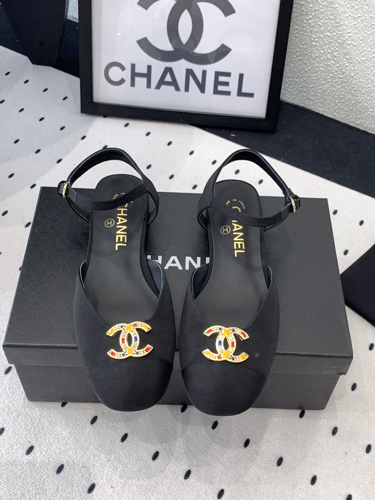 NO:247682,Chanel new early spring sandals, high-version shipment, this series is so beautiful that it makes people love it, simple, fashionable, casual and fashionable, imported sheepskin upper, sheepskin footbed, Italian genuine leather soles Size: 35-39 (40 41 customized), sandals, chanel, sandals, sheepskin, Leather soles19860909Chanel新款早春凉鞋 高版本出货 这系列美得让人爱不释手 简约时尚休闲时髦 进口羊皮鞋面 羊皮垫脚 意大利真皮大底 Size: 35-39 (40 41订做),凉鞋,chanel,sandals,sheepskin,Leather soles,Women's Shoes