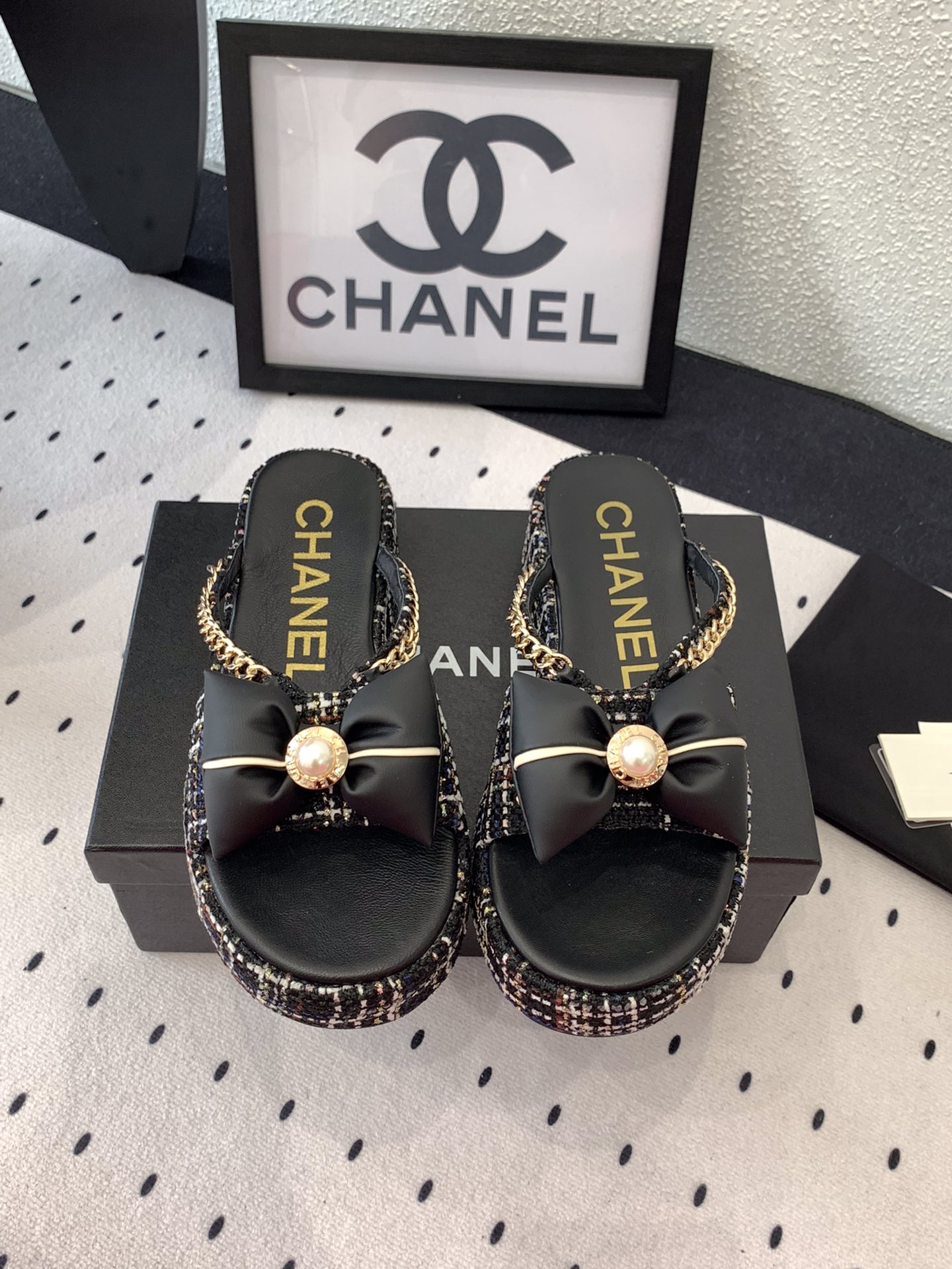 NO:247677,Chanel new early spring thick-soled sandals, high-version shipment, this series is so beautiful that it makes people love it, simple, fashionable, casual and fashionable, imported woven upper, sheepskin footbed, original open molded sole Size: 35-39 (40 41 customized), slippers, chanel, sandals, slippers, sheepskin19860909Chanel新款早春厚底凉鞋 高版本出货 这系列美得让人爱不释手 简约时尚休闲时髦 进口编织鞋面 羊皮垫脚 原版开模大底 Size: 35-39 (40 41订做),拖鞋,chanel,sandals,slippers,sheepskin,Women's Shoes