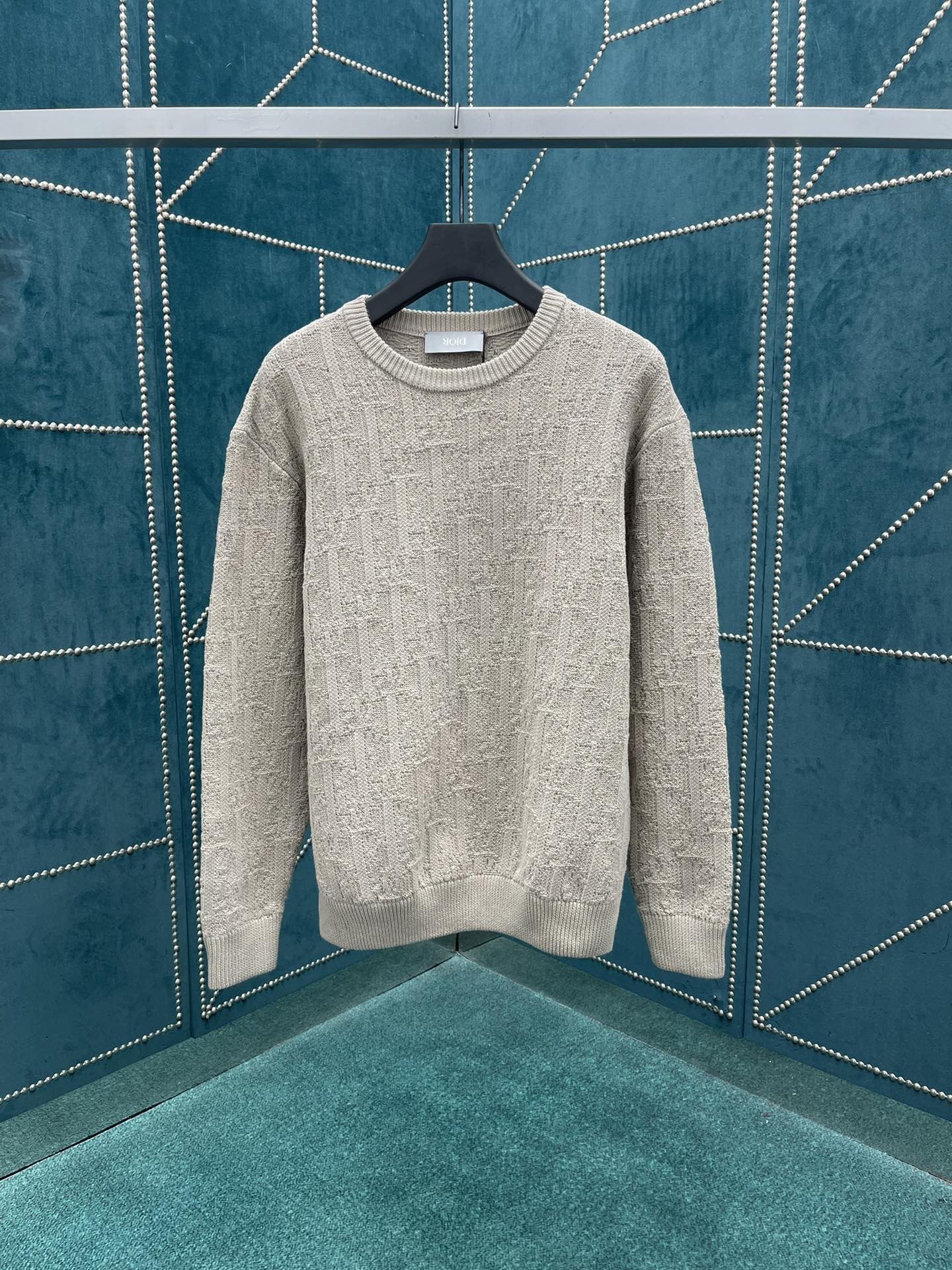 NO:496392,Dior's new knitted sweater highlights Dior's classic Oblique print. It is carefully crafted from khaki cotton-blend jacquard fabric, with an oversized fit, with ribbed details on the neckline, cuffs and bottom edges. The whole body is decorated with a tone printed pattern, so the exquisite details enhance the style. S.M.L.XL.,,dior,dior,alexander wang19860909迪奥 新款针织衫突显 Dior 经典的 Oblique 印花.采用卡其棉质混纺提花面料精心制作,超大版型,领口、袖口和底边搭配罗纹细节.通体饰以同色调印花图案,精巧细节提升造型格调. 码数S.M.L.XL.,,dior,dior,alexander wang,Men's clothing