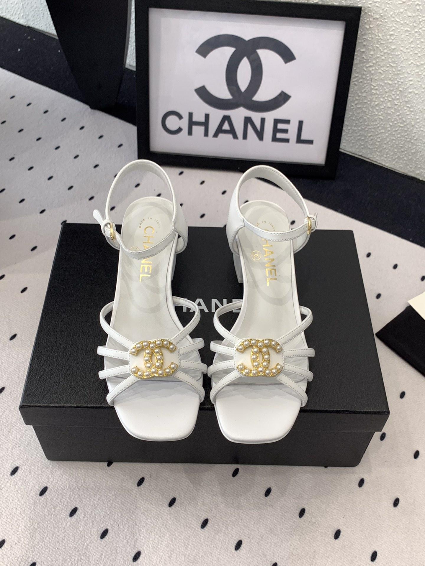 NO:247704,Chanel new early spring sandals, high-version shipment, this series is so beautiful that it makes people love it, simple, fashionable, casual and fashionable, imported sheepskin upper, sheepskin footbed, Italian genuine leather soles Size: 35-39 (40 41 customized), sandals, chanel, sandals, sheepskin, Leather soles19860909Chanel新款早春凉鞋 高版本出货 这系列美得让人爱不释手 简约时尚休闲时髦 进口羊皮鞋面 羊皮垫脚 意大利真皮大底 Size: 35-39 (40 41订做),凉鞋,chanel,sandals,sheepskin,Leather soles,Women's Shoes