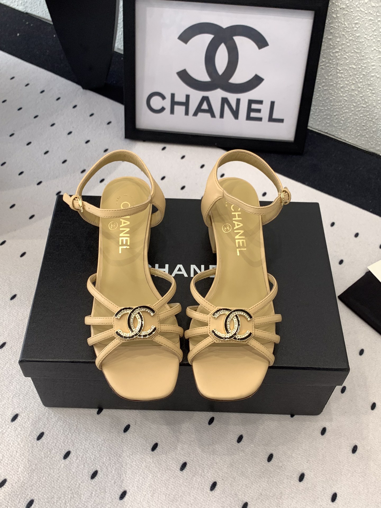 NO:247710,Chanel new early spring mid-heel sandals, high-version shipment, this series is so beautiful that it makes people love it, simple, fashionable, casual and fashionable, imported sheepskin upper, sheepskin footbed, Italian genuine leather outsole Size: 35-39 (40 41 customized), sandals, chanel, sandals, sheepskin, Leather soles19860909Chanel新款早春中跟凉鞋 高版本出货 这系列美得让人爱不释手 简约时尚休闲时髦 进口羊皮鞋面 羊皮垫脚 意大利真皮大底 Size: 35-39 (40 41订做),凉鞋,chanel,sandals,sheepskin,Leather soles,Women's Shoes