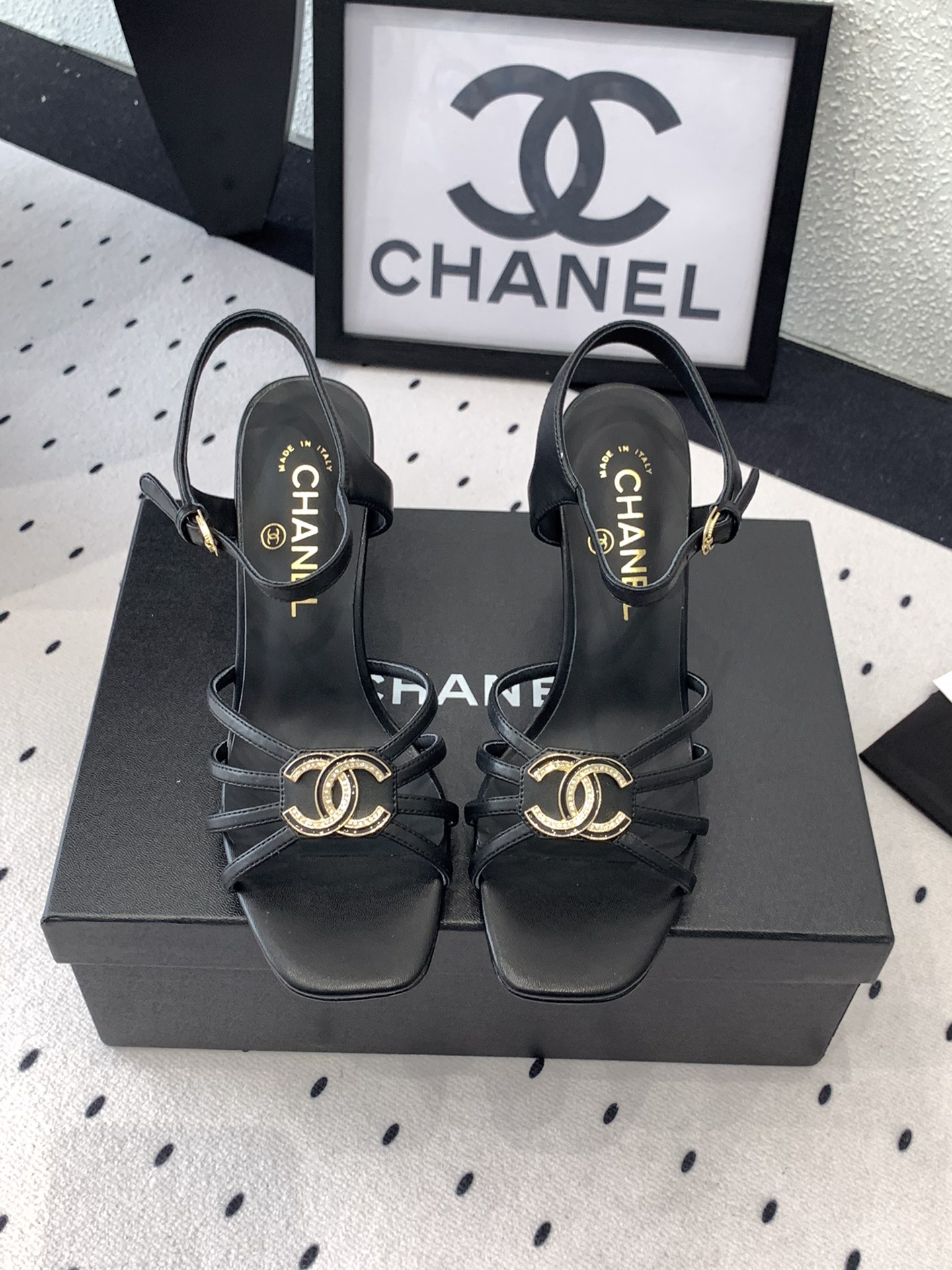 NO:247716,Chanel new early spring high heel sandals, high-version shipment, this series is so beautiful that it makes people love it, simple, fashionable, casual and fashionable, imported sheepskin upper, sheepskin footbed, Italian genuine leather soles Size: 35-39 (40 41 customized), sandals, chanel, sandals, sheepskin, Leather soles19860909Chanel新款早春高跟凉鞋 高版本出货 这系列美得让人爱不释手 简约时尚休闲时髦 进口羊皮鞋面 羊皮垫脚 意大利真皮大底 Size: 35-39 (40 41订做),凉鞋,chanel,sandals,sheepskin,Leather soles,Women's Shoes