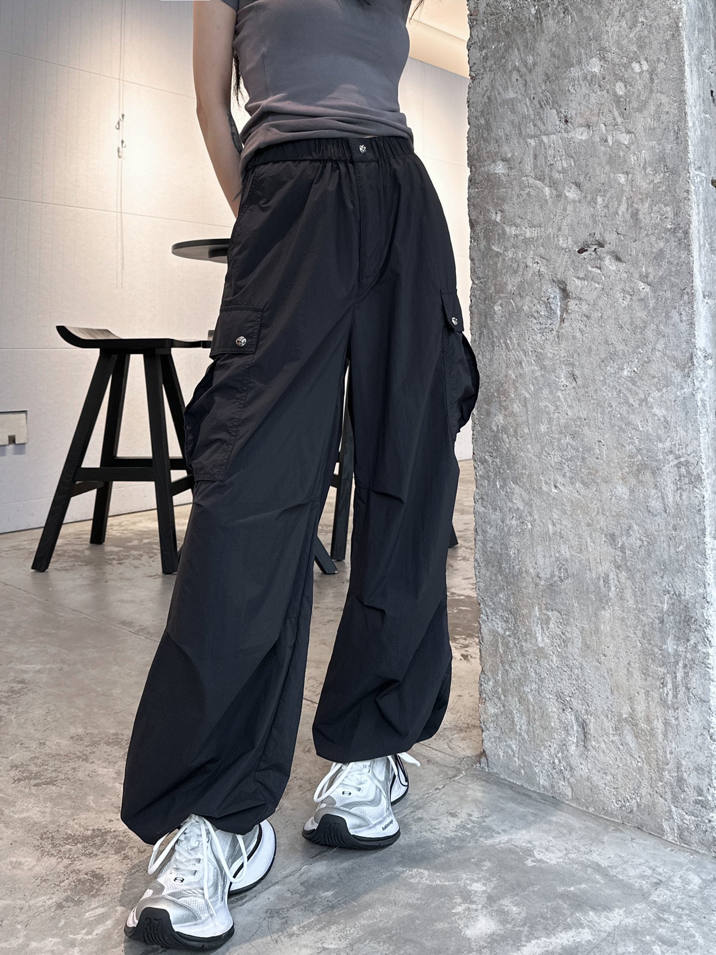  🆕克罗心✝️｜新款长裤，再生尼龙面料自带光泽有质感，开模定制纽扣细节工艺拉满，工装多口袋设计，伞兵裤版
