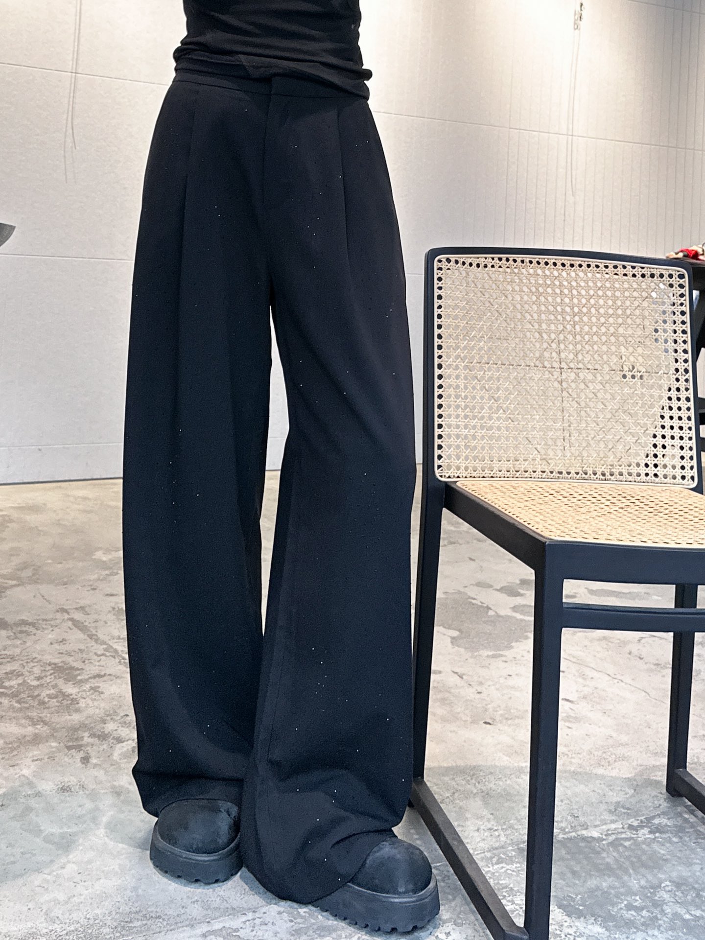  🆕AW｜新款满钻长裤，羊毛面料有质感，立体剪裁版型超棒，整身重工同色烫钻，爆闪质感满分💯，尺码Sml 