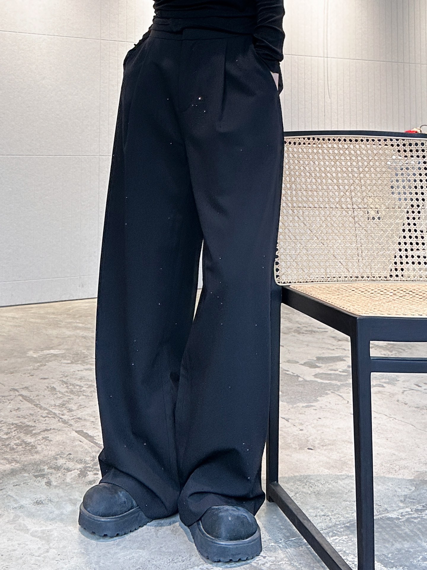  🆕AW｜新款满钻长裤，羊毛面料有质感，立体剪裁版型超棒，整身重工同色烫钻，爆闪质感满分💯，尺码Sml 