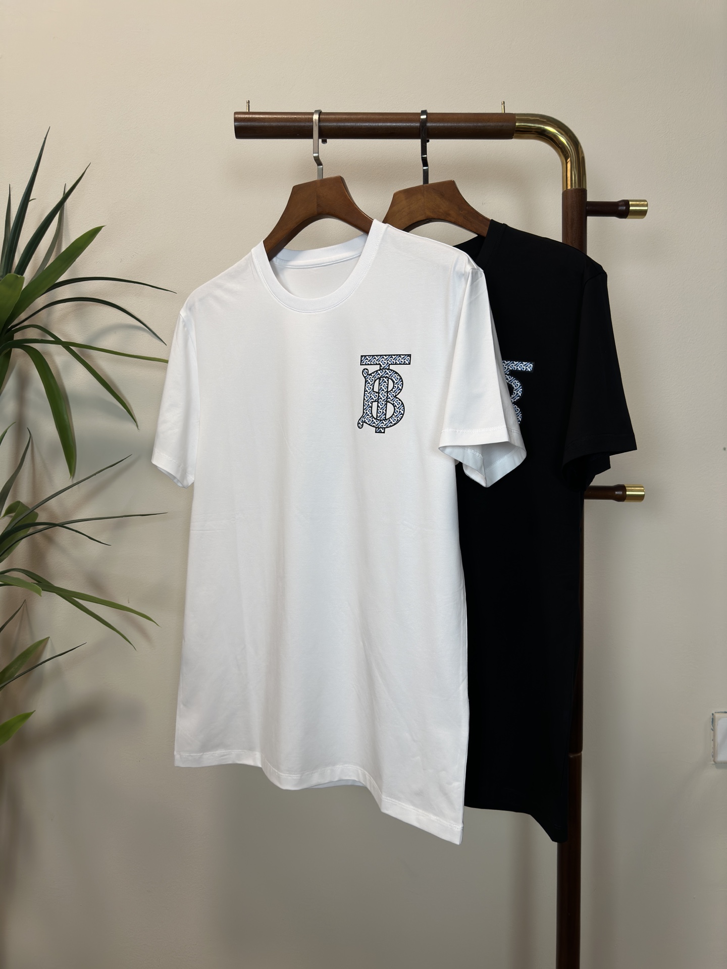 NO:145576,BBR Burberry 2025 new round neck short-sleeved T-shirt high-end version!  Customized fabrics for counters are breathable and comfortable, with impeccable details, and the brand element design concept reflects high quality. The feel is delicate and soft!  It is casually cut, with a great upper body style!  Code number M-3XL, burberry, T-shirt,tees, t-shirt,alexander wang19860909BBR 巴宝莉2025新款 圆领 短袖 T恤 高端版本！专柜定制面料 透气舒适度高,细节无可挑剔,品牌元素设计理念,体现高品质.手感细腻柔软！呈现休闲裁剪,上身版型超赞！ 码数M-3XL,,burberry,T-shirt,tees，t-shirt,alexander wang,Men's clothing