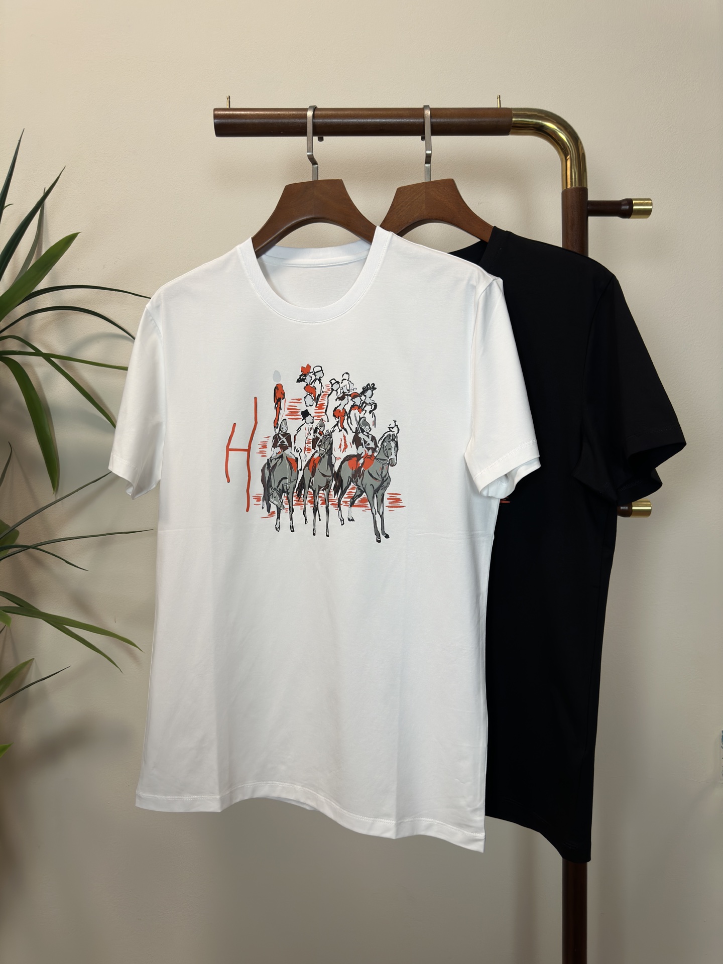 NO:151020,Hermes 2025 new round neck short-sleeved T-shirt high-end version!  Customized fabrics for counters are breathable and comfortable, with impeccable details, and the brand element design concept reflects high quality. The feel is delicate and soft!  It is casually cut, with a great upper body style!  Code number M-3XL, hermes, T-shirt,tees, t-shirt,alexander wang19860909爱马仕 2025新款 圆领 短袖 T恤 高端版本！专柜定制面料 透气舒适度高,细节无可挑剔,品牌元素设计理念,体现高品质.手感细腻柔软！呈现休闲裁剪,上身版型超赞！ 码数M-3XL,,hermes,T-shirt,tees，t-shirt,alexander wang,Men's clothing