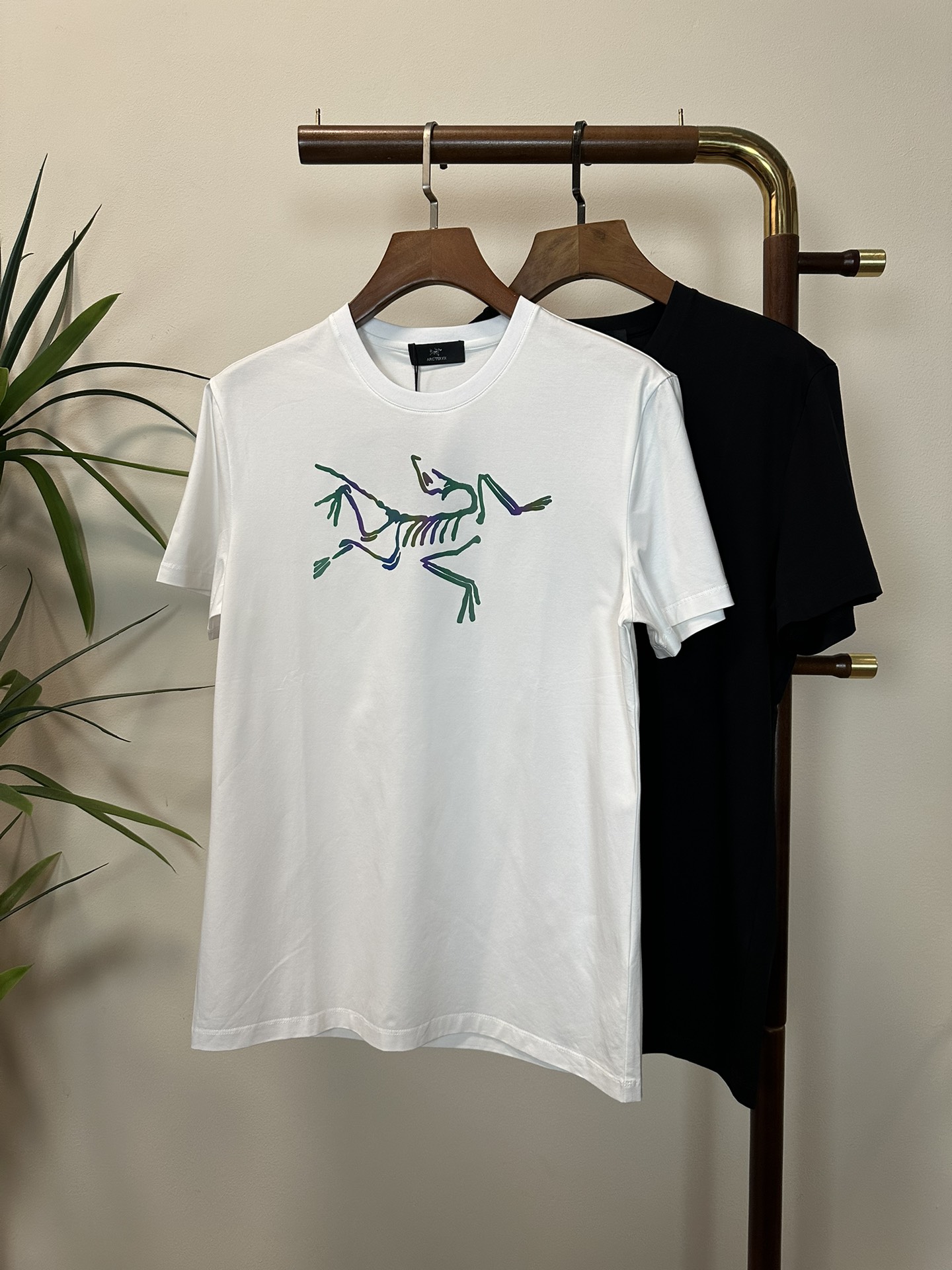 NO:145589,ARC Archaeopteryx 2025 new round neck short-sleeved T-shirt high-end version!  Customized fabrics for counters are breathable and comfortable, with impeccable details, and the brand element design concept reflects high quality. The feel is delicate and soft!  It is casually cut, with a great upper body style!  Code number M-3XL, arc'teryx, T-shirt,tees, t-shirt,alexander wang19860909ARC 始祖鸟2025新款 圆领 短袖 T恤 高端版本！专柜定制面料 透气舒适度高,细节无可挑剔,品牌元素设计理念,体现高品质.手感细腻柔软！呈现休闲裁剪,上身版型超赞！ 码数M-3XL,arc'teryx,T-shirt,tees，t-shirt,alexander wang,Men's clothing