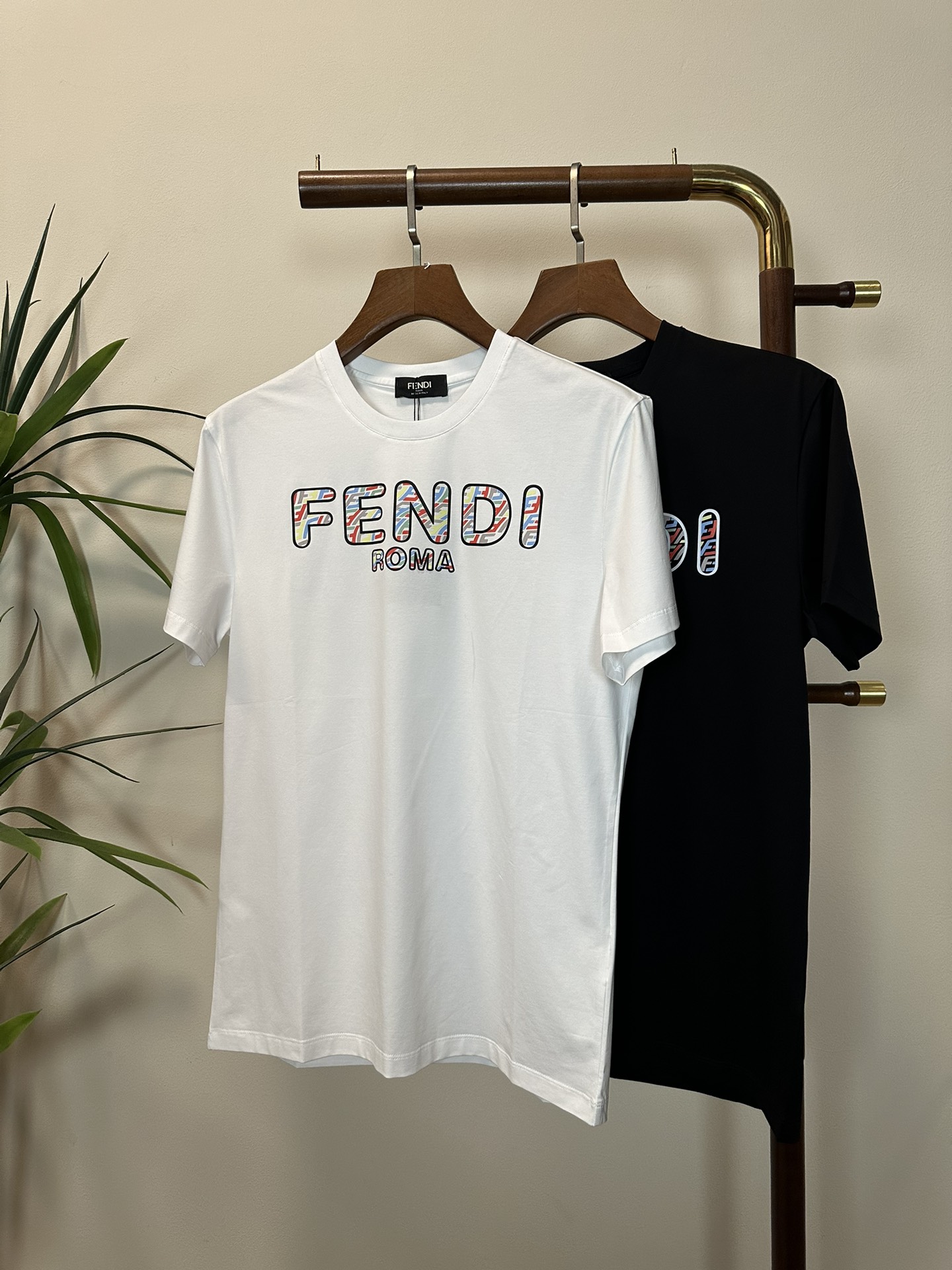 NO:134882,FD Fendi New Round Neck Short Sleeve T-shirt High-end Version!  Customized fabrics for counters are breathable and comfortable, with impeccable details, and the brand element design concept reflects high quality. The feel is delicate and soft!  It is casually cut, with a great upper body style!  Code number M-3XL, fendi, T-shirt, tees, t-shirt, alexander wang19860909FD 芬迪 新款 圆领 短袖 T恤 高端版本！专柜定制面料 透气舒适度高,细节无可挑剔,品牌元素设计理念,体现高品质.手感细腻柔软！呈现休闲裁剪,上身版型超赞！ 码数M-3XL,,fendi,T-shirt,tees，t-shirt,alexander wang,Men's clothing