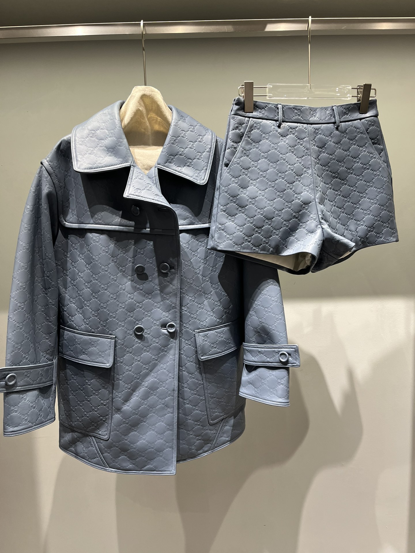 NO:723143,Gucci large-format sheepskin logo-embossed suit, which can be purchased separately. There is a slight color cast under the spotlight. The real thing is very high-end. The lining has a logo top and pants for 450, Gucci-clothing, gucci, sheepskin,19860909古奇大阔版羊皮压印logo套装,可以分开购买,射灯下有一点偏色,实物很高级,里布带logo 上衣 裤450,古驰-服装,gucci,sheepskin,,Women's clothing