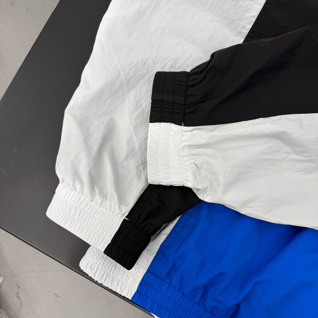  🆕NEW｜新款风衣外套，纯棉面料，胸口重工立体平纹刺绣，细节满满，拼接设计简单大气，宽松版型男女同款，