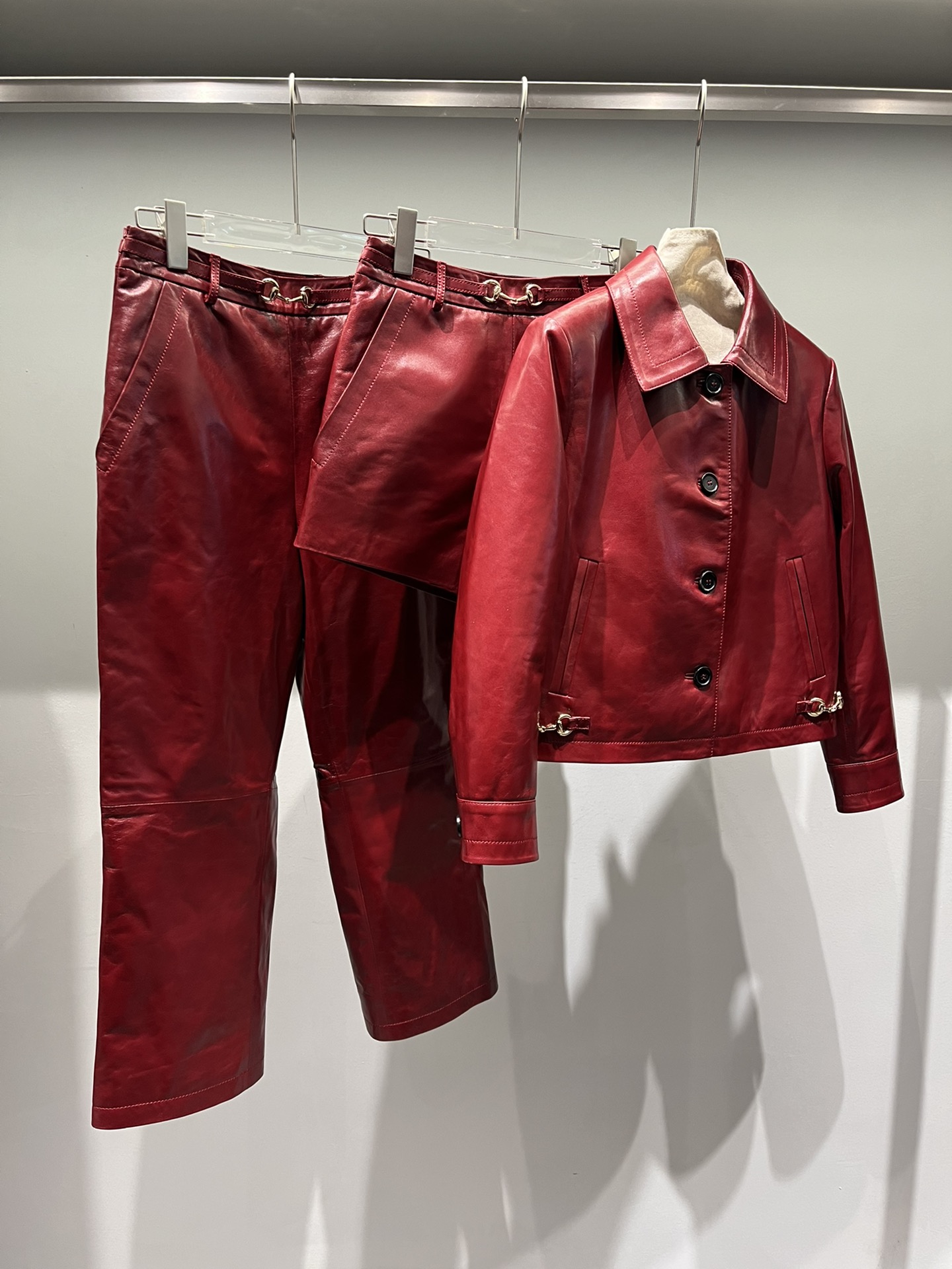 NO:872593,Gucci waxed sheepskin three-piece set, very textured waxed sheepskin, can be purchased separately. Top, shorts, 400, trousers, 650, Gucci-clothing, gucci, shorts, sheepskin,19860909古奇油蜡羊皮三件套,非常有质感的油蜡羊皮,可以分开购买 上衣 短裤400 长裤650,古驰-服装,gucci,shorts,sheepskin,,Women's clothing