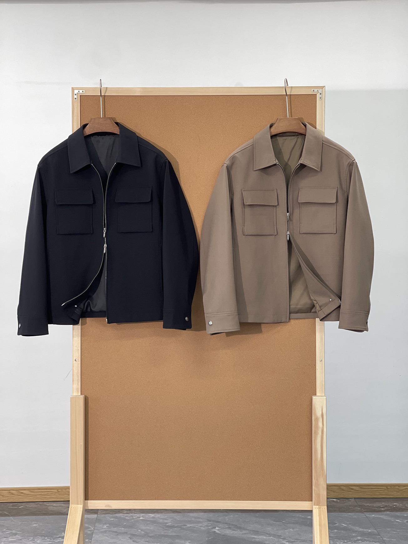 NO:131447,New# LP Home 25ss Spring New Imported Wool High Luxury Fabric Lapel Zipper Men's Business and Casual Solid Color Jacket LP Home Launches This men's lapel zipper jacket launched this spring perfectly interprets the design concept of modern men's clothing with its unique fabric ratio and careful design, and finds an excellent balance between functionality, comfort and fashion!  !  The fabric ratio of this jacket reflects the essence of modern textile technology. The 65.6 polyester fiber ensures the durability and wrinkle resistance of the clothing, making the jacket firm and stylish in daily wear. The 22.4 viscose fiber component improves the skin-friendliness and breathability of the fabric, allowing the wearer to maintain comfort in different temperature environments. The 7.7 wool addition not only improves the warmth of the clothing, but also gives the fabric a natural texture. The 4.3 spandex component ensures the elasticity of the clothing, allowing the jacket to better fit the body curve and provide greater freedom of movement. In terms of practicality, this jacket also performs excellently. The wrinkle resistance of the fabric reduces the difficulty of daily care, and good breathability ensures the comfort of wearing for a long time. The choice of polyester fiber in limbs not only ensures the durability of the clothing, but also improves the comfort of wearing!  !  !  The lapel design is a highlight of this jacket. The zipper opening and closing method not only ensures the convenience of putting on and taking off, but also ensures the windproof performance of the clothing. The tailoring of the jacket fully considers the principles of ergonomics, while ensuring the slimming effect, provides the wearer with sufficient space for movement. This precise fabric ratio allows the jacket to adapt to a variety of wearing scenarios, from daily commuting to weekend leisure, from outdoor activities to business commuting, a jacket can meet the diverse needs of urban men. It is not only a piece of clothing, but also a reflection of the modern male lifestyle. In the fast-paced urban life, such a multi-functional jacket can help modern men to deal with various occasions calmly and show confidence and taste!  !  !  Color light brown, black 【Size】M-3XL model number FSHK8801 M size shoulder width 51cm bust 116cm length 64.5cm sleeve length 57.5cm L size shoulder width 52.2cm bust 120cm length 66cm sleeve length 59cm XL size shoulder width 53.4cm bust 124cm length 67.5cm sleeve length 60.5cm XXL size shoulder width 54.6cm bust 128cm length 68.5cm sleeve length 61cm 3XL size shoulder width 55.8cm bust 132cm length 69.5cm sleeve length 61cm, loro piano, jackets & coats, jackets & coats, alexander wang19860909New# LP家 25ss春季新款进口绵羊毛高奢面料翻领拉链男士商务休闲纯色夹克外套 LP家今年春季推出的这款男士翻领拉链夹克,以其独特的面料配比和精心的设计,完美诠释了现代男装的设计理念,在功能性、舒适度和时尚感之间找到了绝佳平衡！！ 这款夹克的面料配比体现了现代纺织科技的精髓.65.6的聚酯纤维确保了服装的耐用性和抗皱性,使夹克在日常穿着中保持挺括有型.22.4的粘纤成分提升了面料的亲肤性和透气性,让穿着者在不同温度环境下都能保持舒适.7.7的绵羊毛添加,不仅提升了服装的保暖性能,更赋予了面料自然的质感.4.3的氨纶成分则确保了服装的弹性,使夹克能够更好地贴合身体曲线,提供更大的活动自由度.在实用性方面,这款夹克同样表现出色.面料的抗皱性能减少了日常打理的难度,而良好的透气性确保了长时间穿着的舒适度.里布的聚酯纤维选择,不仅保证了服装的耐用性,更提升了穿着的舒适体验！！！ 翻领设计是这款夹克的一大亮点,拉链开合方式既保证了穿脱的便捷性,又确保了服装的防风性能,夹克的剪裁充分考虑人体工程学原理,在保证修身效果的同时,为穿着者提供充足的活动空间. 这种精准的面料配比,使夹克能够适应多种穿着场景,从日常通勤到周末休闲,从户外活动到商务通勤,一件夹克就能满足都市男性的多样化需求,它不仅是一件服装,更是现代男性生活方式的一种体现.在快节奏的都市生活中,这样一件多功能夹克,能够帮助现代男性从容应对各种场合,展现自信与品位！！！ 颜色浅咖色、黑色【尺码】M-3XL 款号FSHK8801 M码肩宽51cm胸围116cm 衣长64.5cm袖长57.5cm L码 肩宽52.2cm 胸围120cm衣长66cm袖长59cm XL码肩宽53.4cm 胸围124cm衣长67.5cm袖长60.5cm XXL码肩宽54.6cm 胸围128cm衣长68.5cm 袖长61cm 3XL码肩宽55.8cm 胸围132cm衣长69.5cm袖长61.5cm,,loro piana,jackets & coats,jackets & coats,alexander wang,Men's clothing