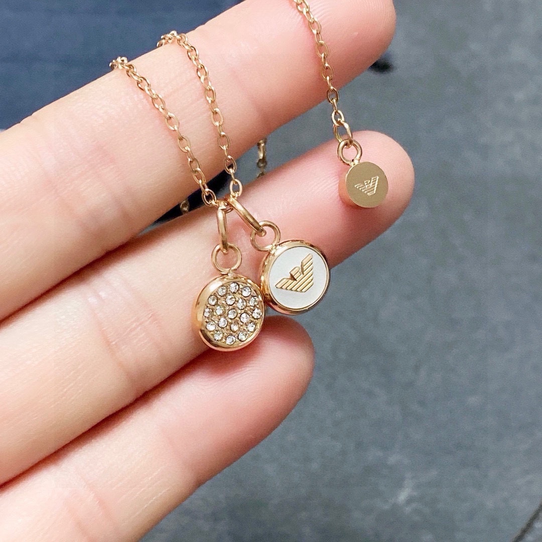 NO:111244,Armani's new pendant necklace really picks up my aesthetic taste. It's not that kind of gentle, but very mature. The kind of people who look very delicate, fashionable, high-end, and have Armani's Iogo on black and white. I love a very special one, jewelry boutique, armani, armani, necklace19860909阿玛尼Armani新品吊坠项链真的挑到我的审美上了,不是那种很温柔,很成熟的是那种一看上去显的人很精致,很时尚,很高档而且黑色跟白色上面都有阿玛尼的Iogo爱了非常特别的一款,饰品精品,armani,armani,necklace,Jewelry