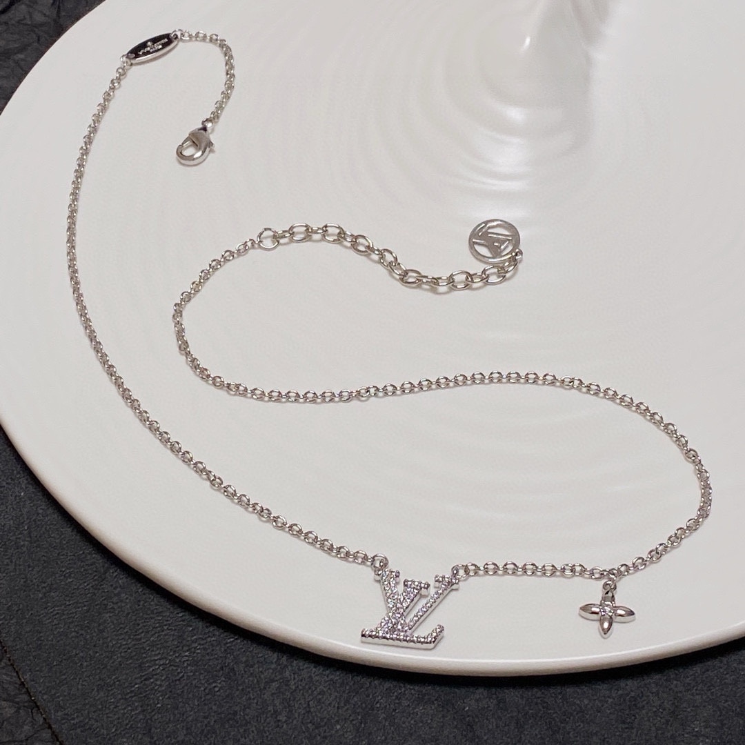 NO:107135,Louis Vuitton LV full diamond necklace high-end customization high-quality color separation electroplating Big brand fashion brings fashionable and interesting vision, bright cutting technology makes the surface polishing very beautiful 3 degrees gorgeous and dazzling. All aspects are perfect. The overall design is simple, the logo is highly recognizable and elegant in combination, and the jewelry is boutique, louis vuitton, louis vuitton, necklace19860909路易威登 LV满钻项链高端定制 高级分色电镀 大牌时尚带来时髦、有趣的视觉,明亮式切割工艺使表面抛光非常靓丽3度绚丽夺目 方方面面都很到位整体设计简约、Logo辨识度高搭配起来典雅,饰品精品,louis vuitton,louis vuitton,necklace,Jewelry